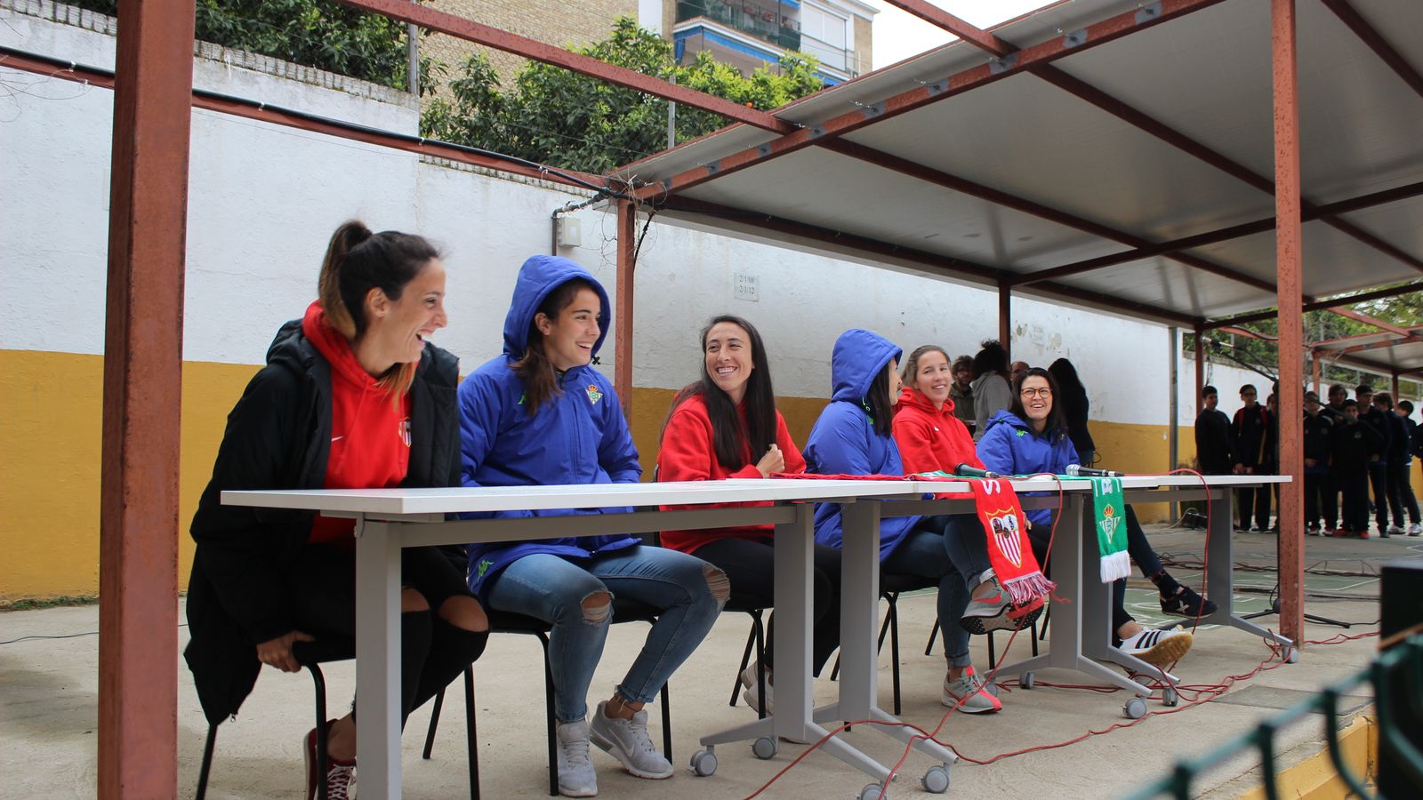 Betis y Sevilla se unen para conmemorar el 8-M