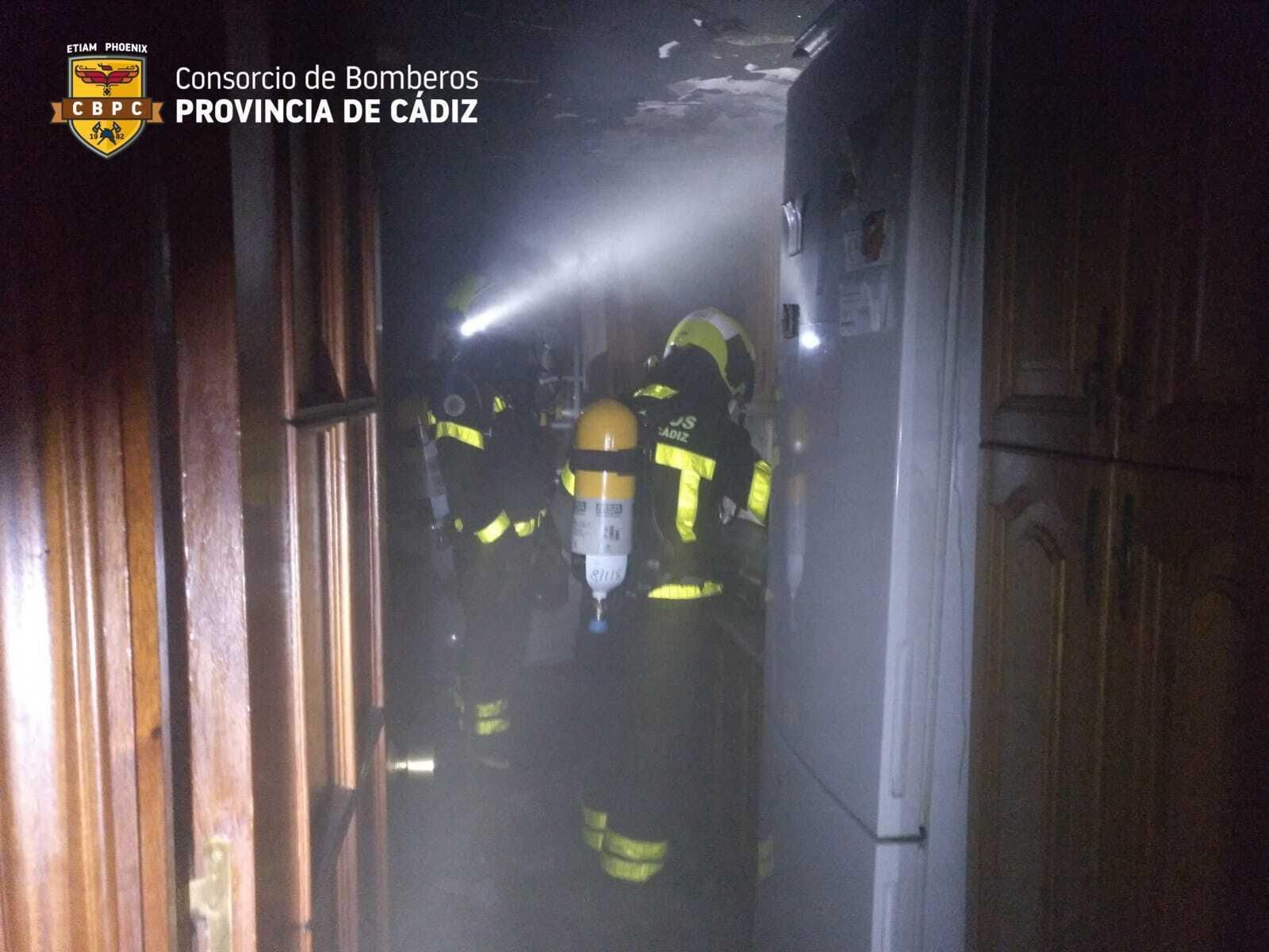 Los bomberos en la cocina durante las tareas de extinción Los bomberos en la cocina durante las tareas de extinción