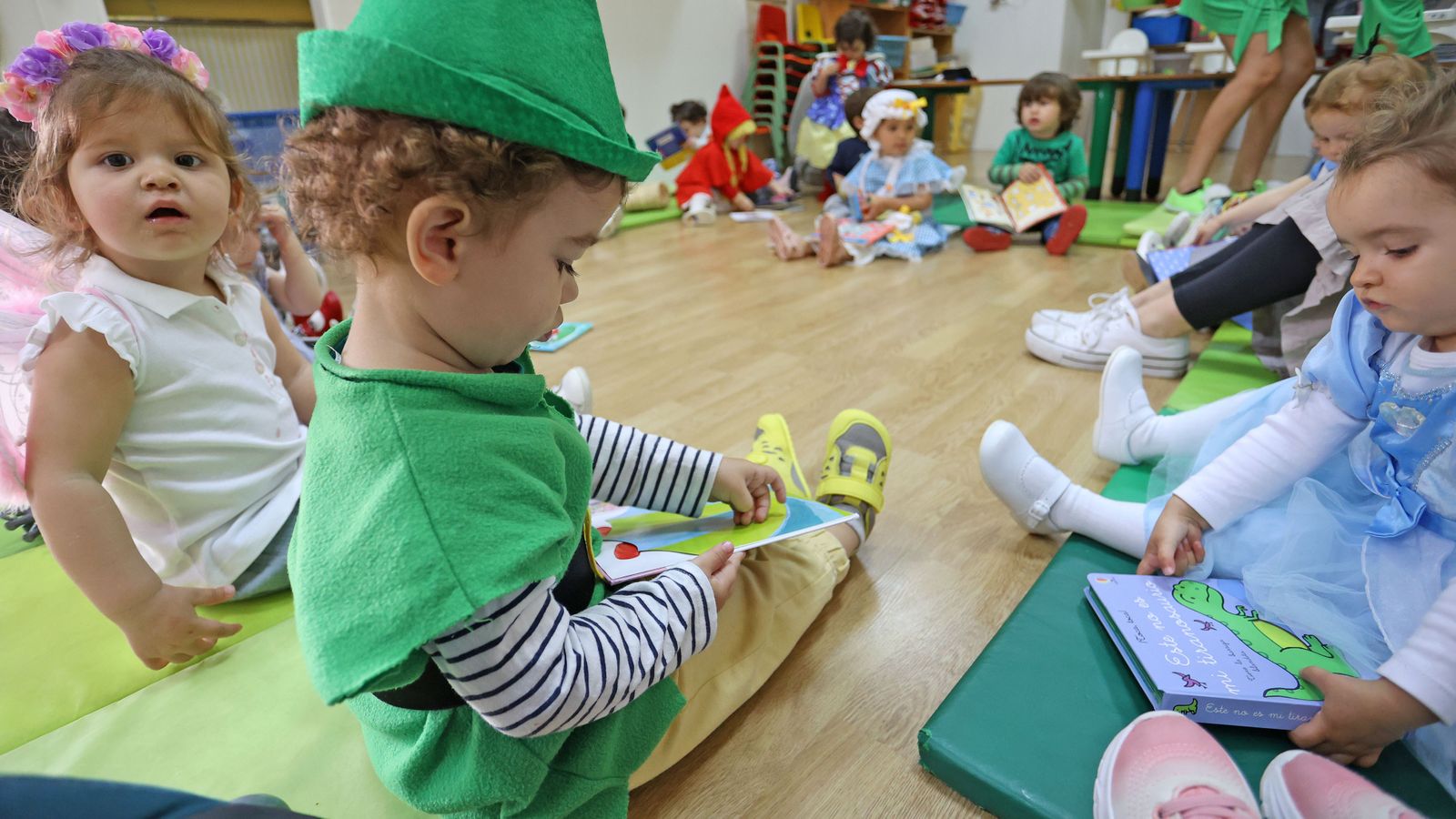 La guardería Centro se disfraza por el día del libro