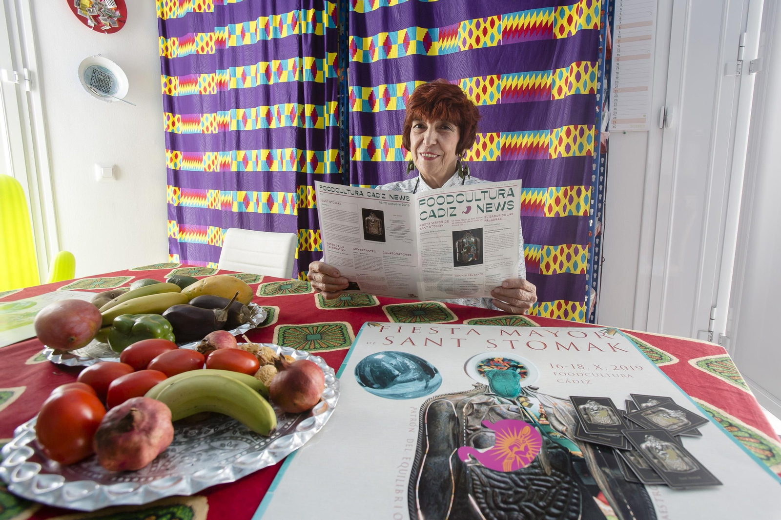 La 'food artist' Alicia Ríos en su casa de Cádiz con la cartelería de la Fiesta de Sant Stomak.