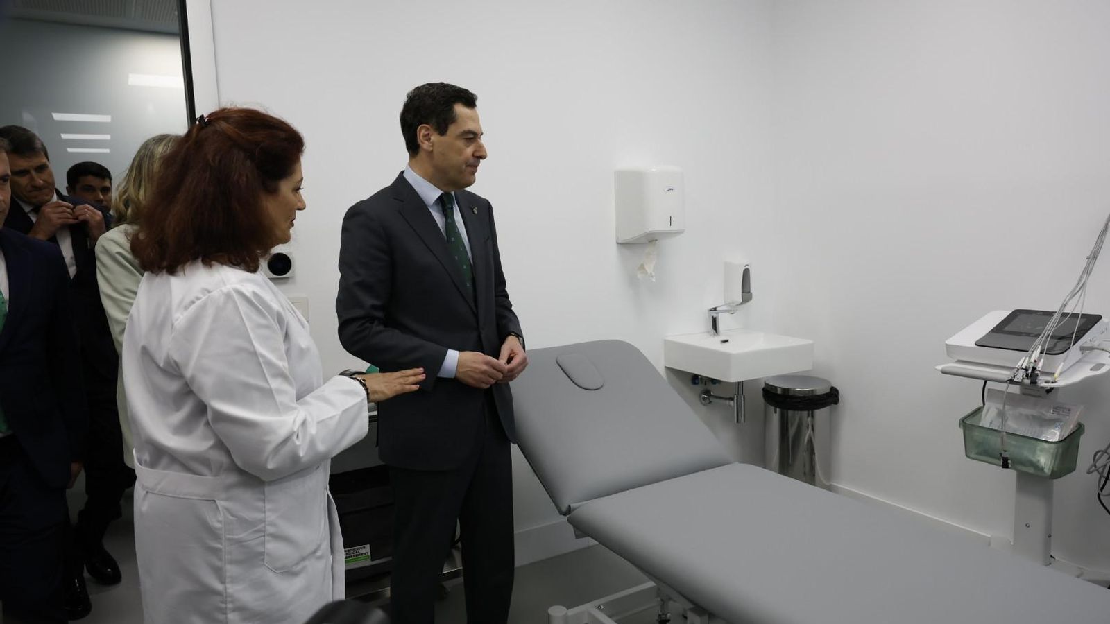 El presidente conoce las instalaciones del centro de salud.