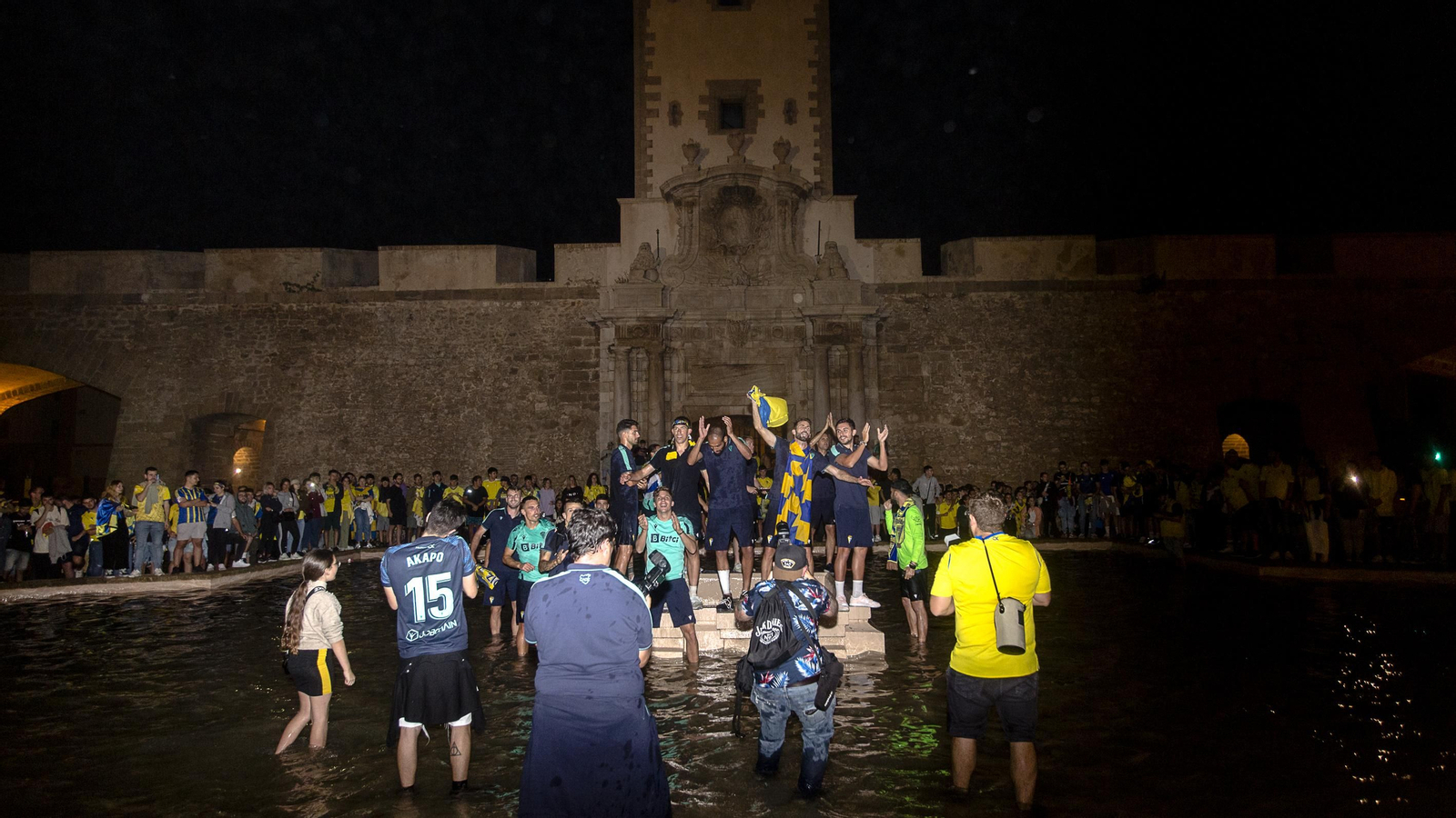 En imágenes el encuentro de los jugadores del Cádiz C.F. y la afición en las Puertas de Tierra.