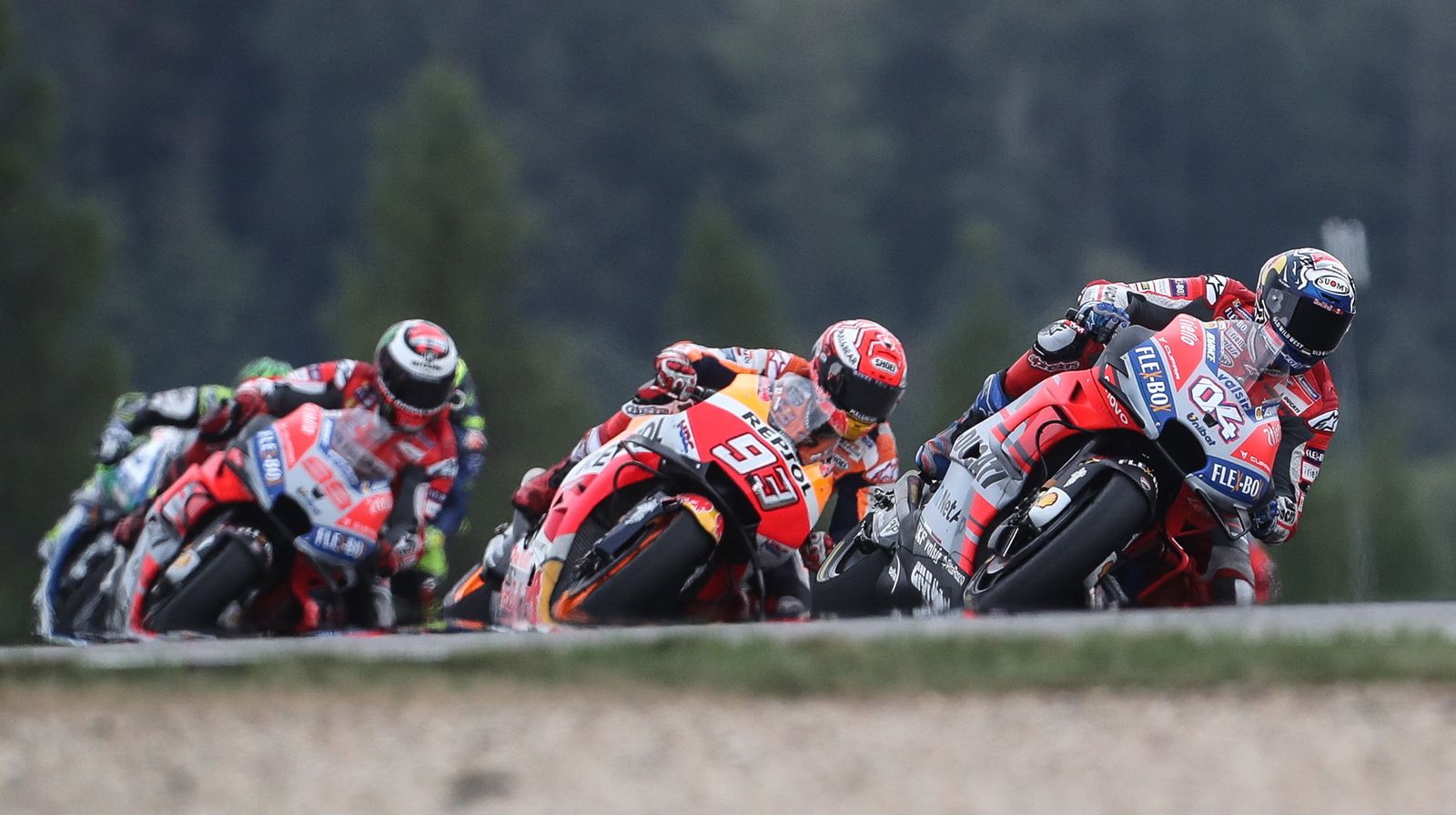 Dovicioso, Márquez y Lorenzo durante el GP de Brno