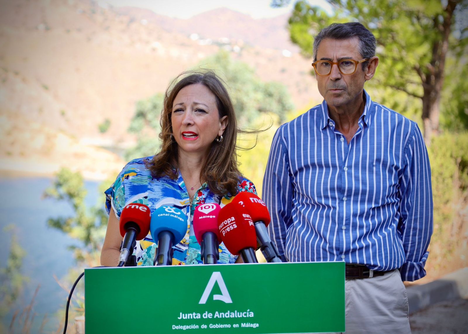 Patricia Navarro y Fernando Fernández, este jueves, atendiendo a los medios en la presa del Limonero.