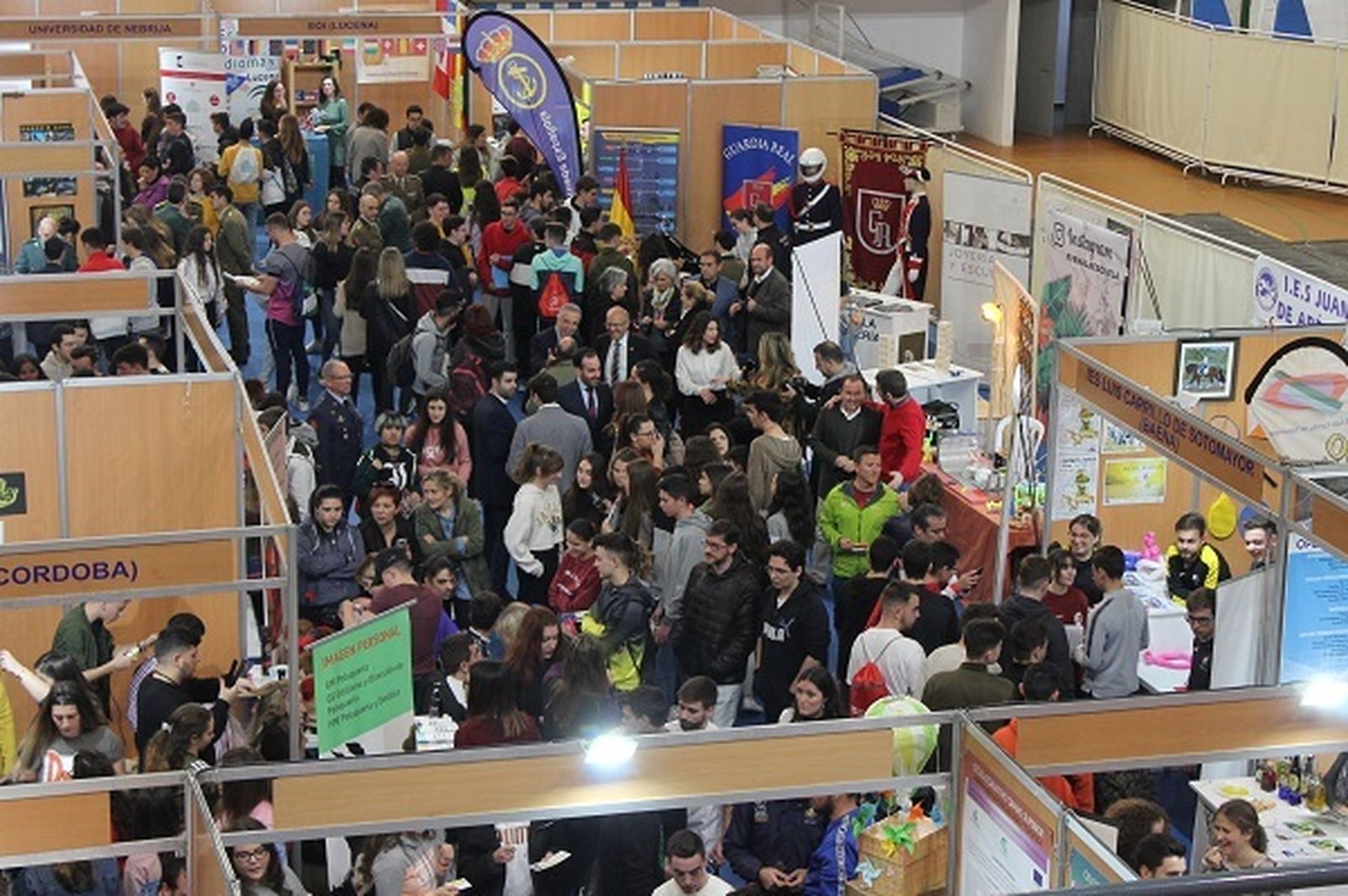 El Salón del Estudiante de Lucena, lleno tras la inauguración.