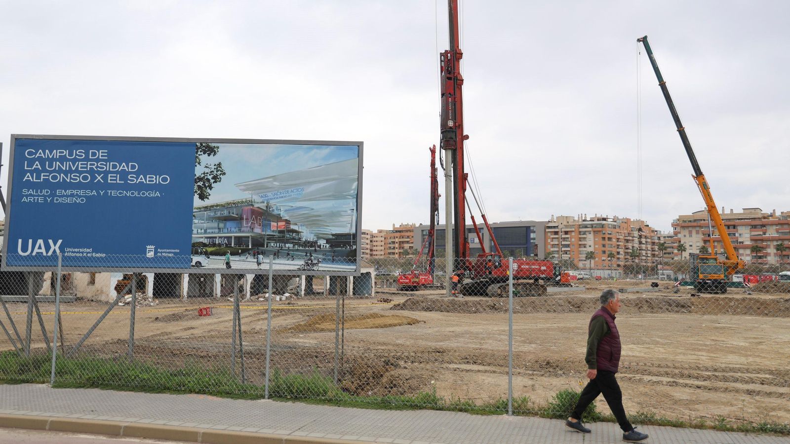 Obras en el camino de la Térmica del futuro campus de la Universidad Alfonso X el Sabio, el pasado mes de febrero.