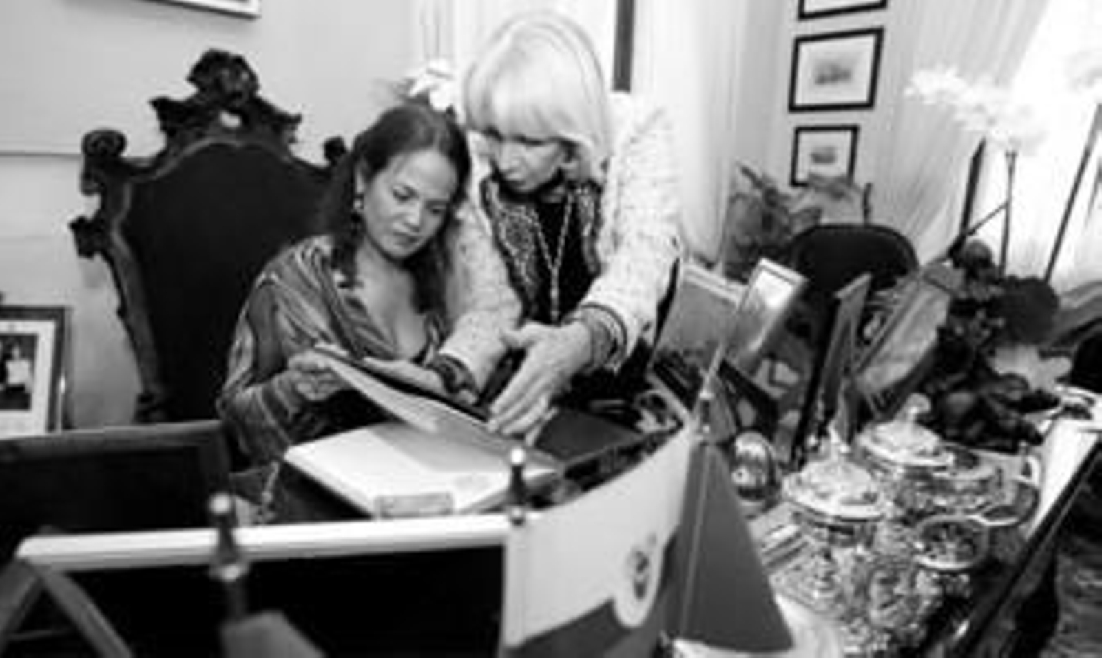 La alcaldesa de Cartagena de Indias, Judith Pineo, firmó en octubre en el libro de honor del Ayuntamiento, en presencia de Teófila Martínez.