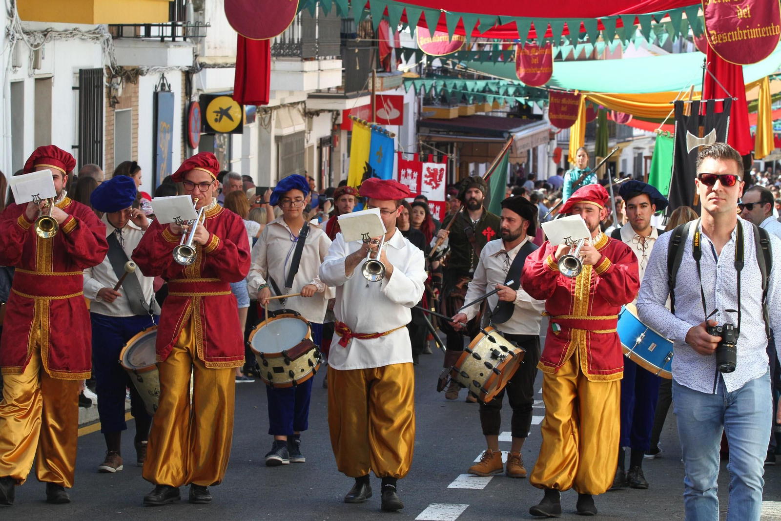 Imágenes del desfile de la XIX Feria Medieval del Descubrimiento, en Palos de la Frontera