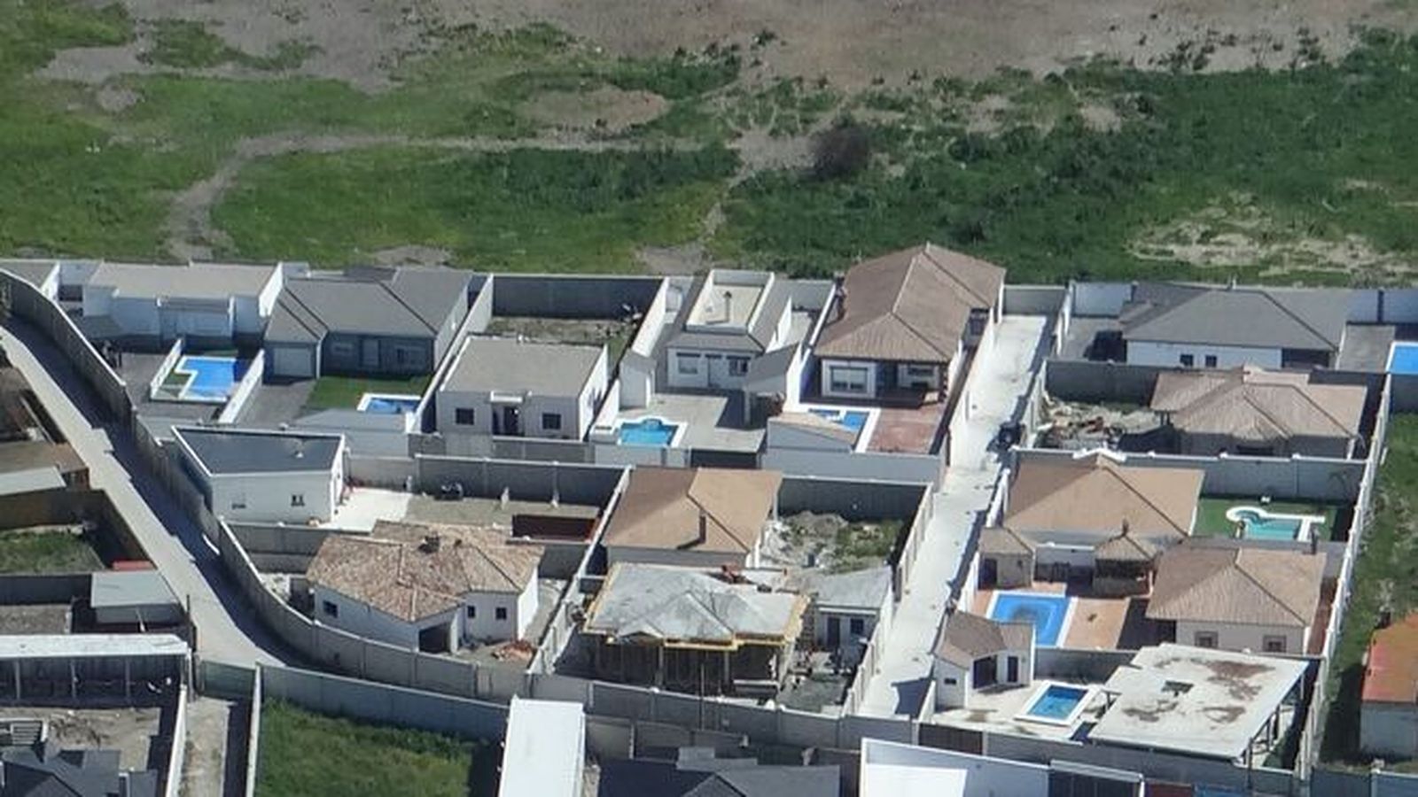 Viviendas construidas en parcelas ilegales en Cádiz.