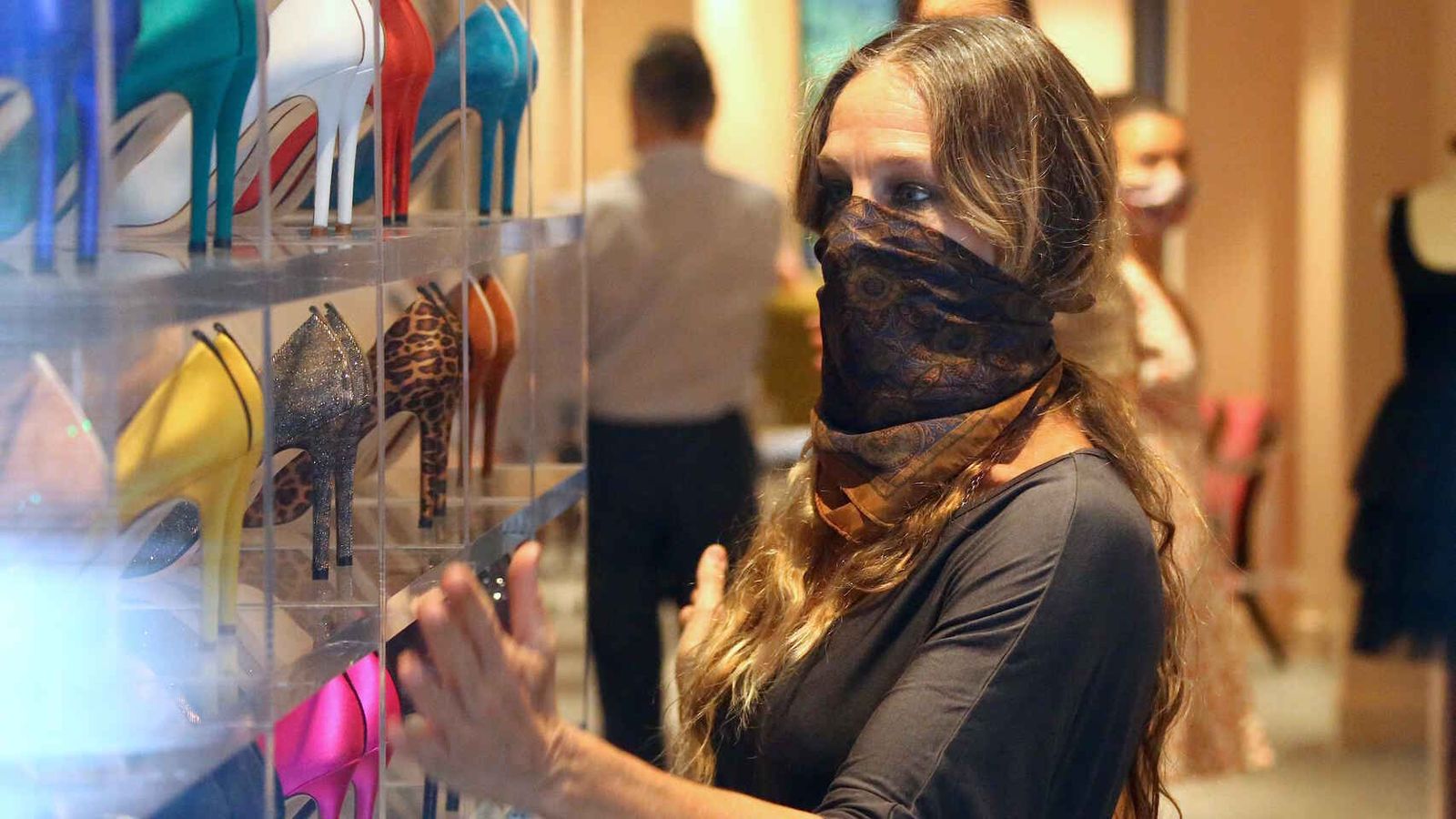 La actriz admira algunos modelos el día de la inauguración de su nueva tienda.