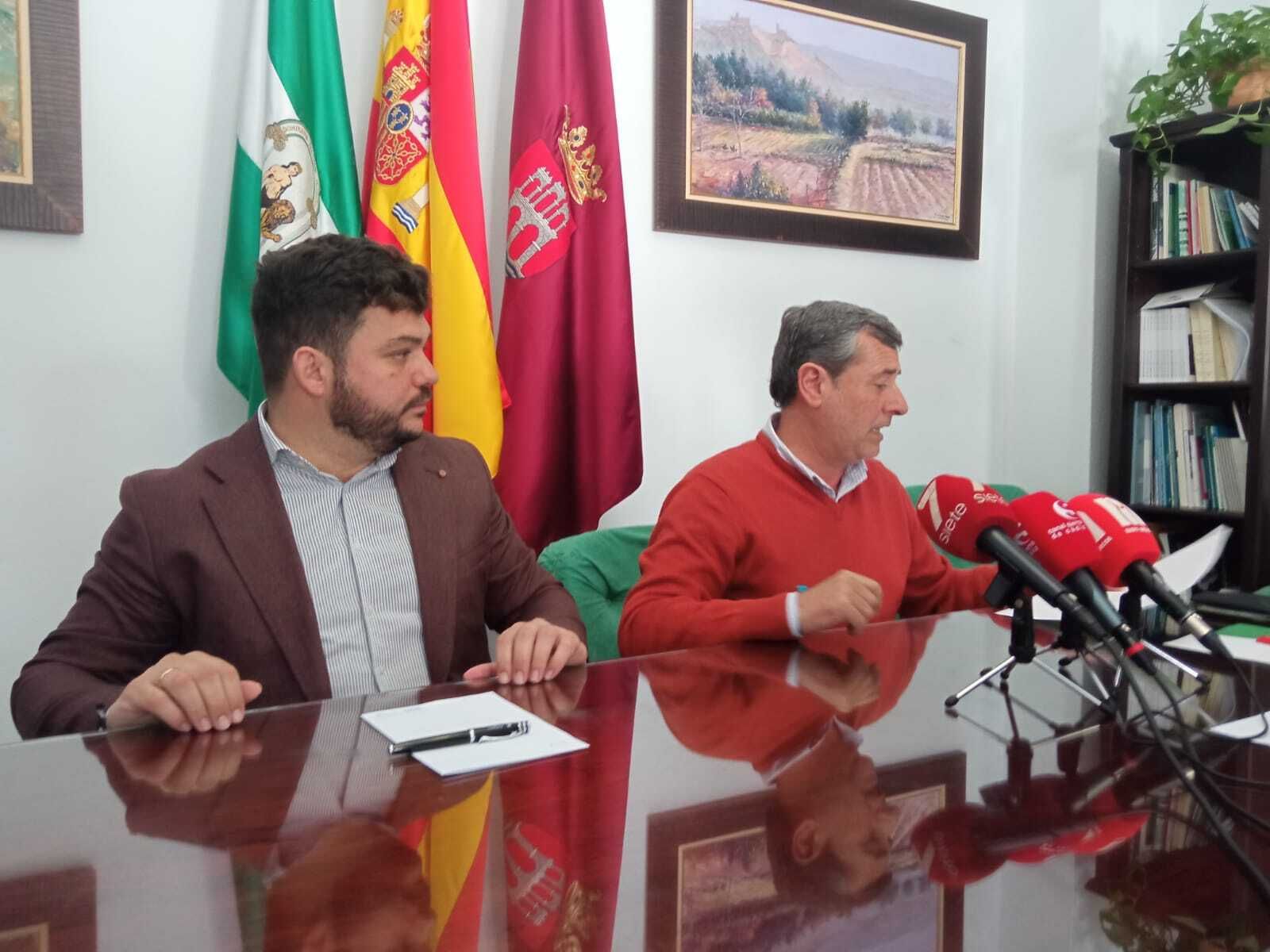 El alcalde de Arcos, Miguel Rodríguez, y el delegado territorial de Inclusión Social, Alfonso Candón.