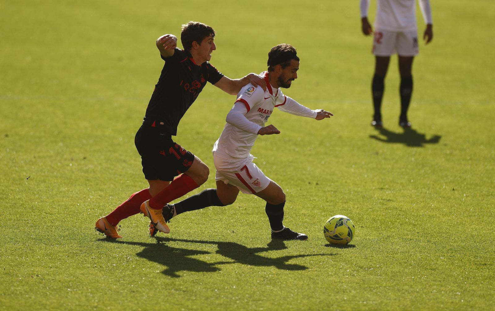Suso supera al lateral izquierdo realista Aihen Muñoz.