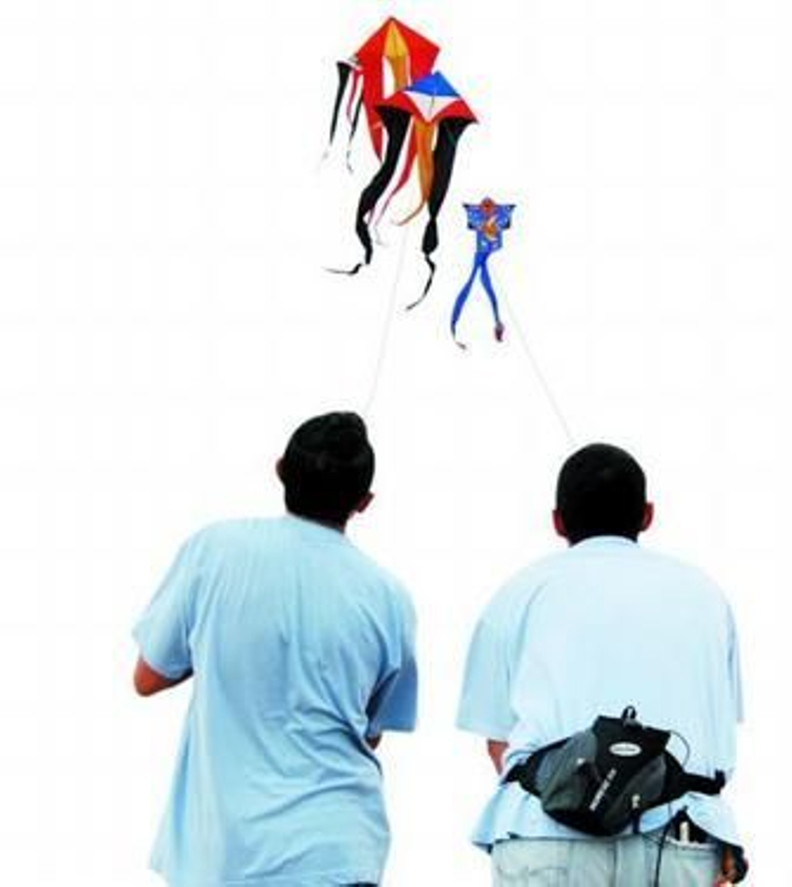 Mientras un participante trabaja en el suelo, otro lanza la cometa al aire. Mientras un participante trabaja en el suelo, otro lanza la cometa al aire.