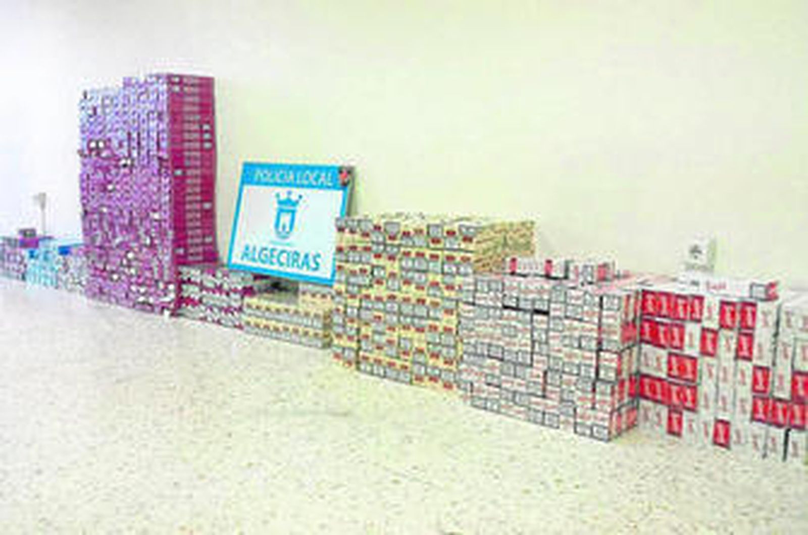El tabaco de contrabando intervenido por la Policía Local en el bazar.