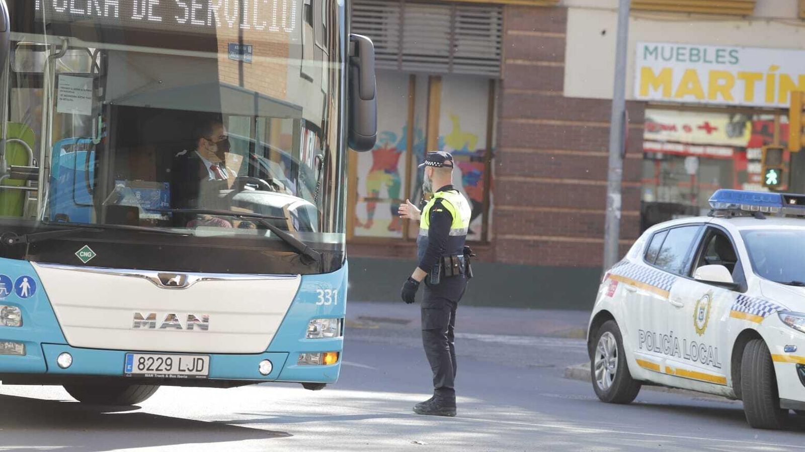 Un agente de la policía local dirige el tráfico.