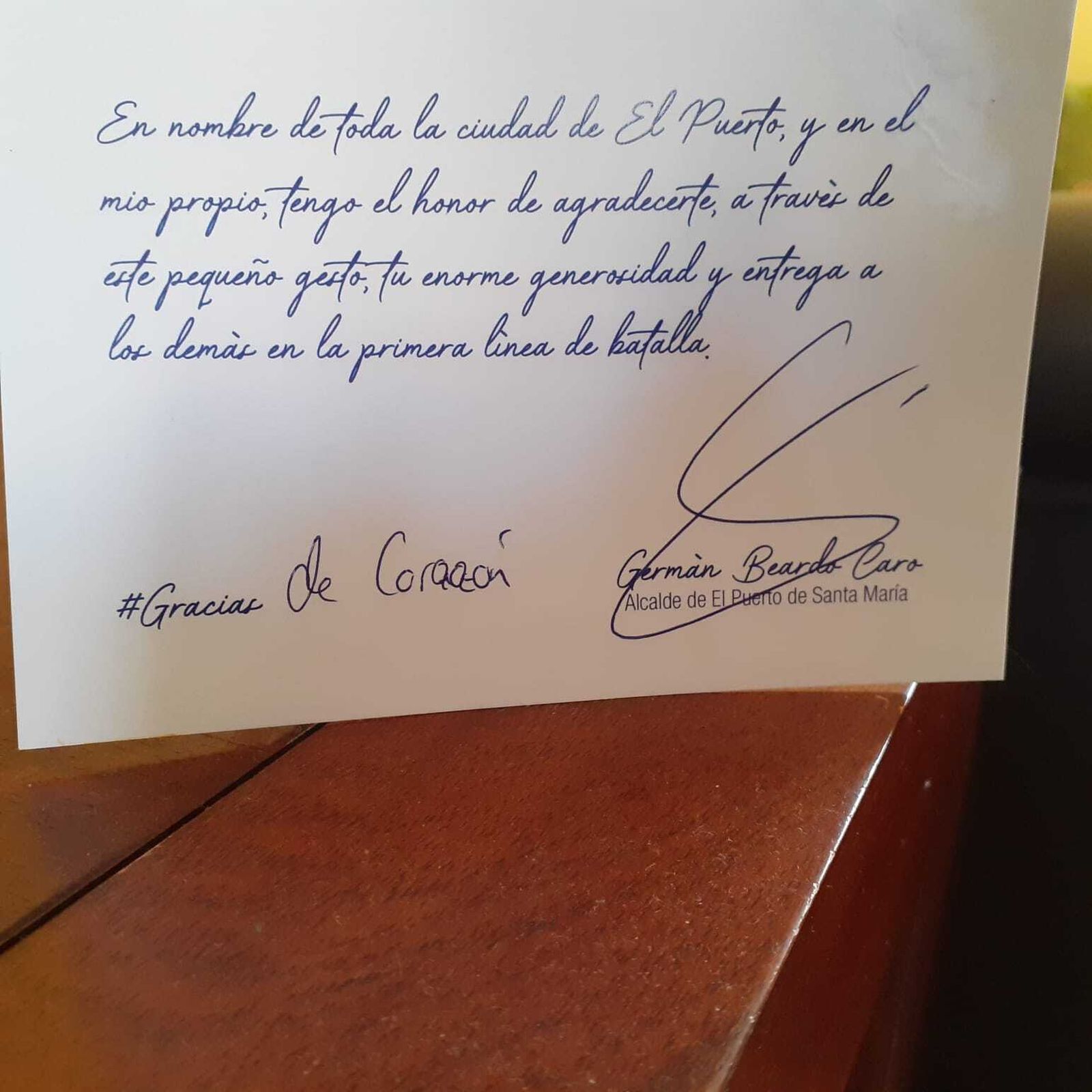 Imagen de la tarjeta que han recibido los trabajadores con el ramo de flores.