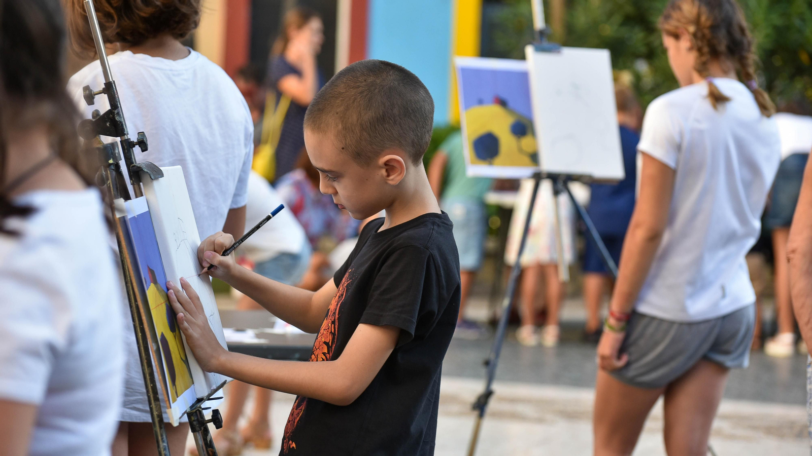 Las fotos del taller de dibujo para niños de la noche en blanco de La Línea
