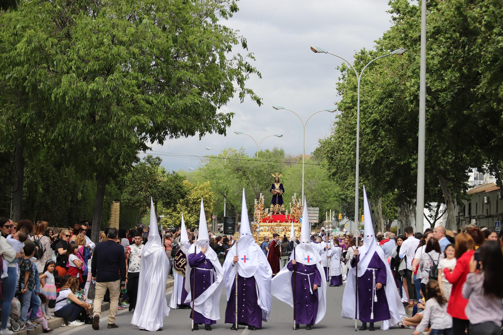 Imágenes del recorrido de la Hermandad del Cristo Cautivo de Huelva
