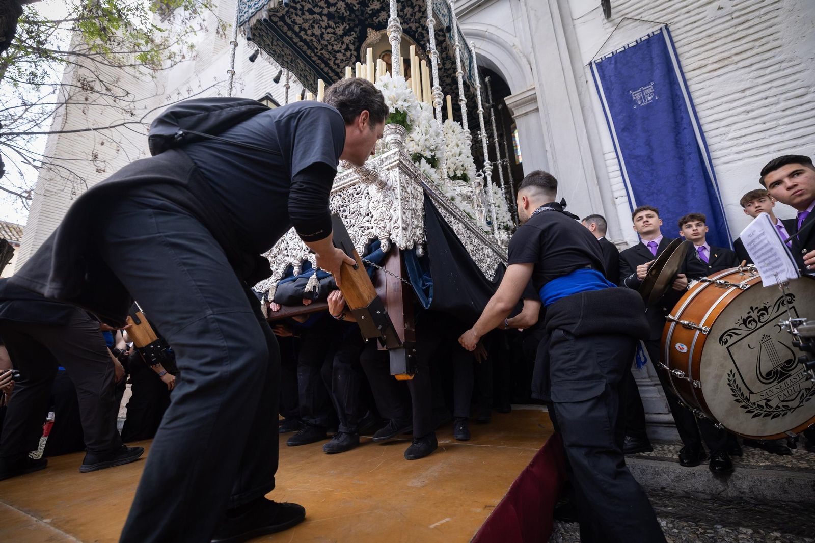 Así vivió Granada la salida de la Hermandad de la Concepción 2025