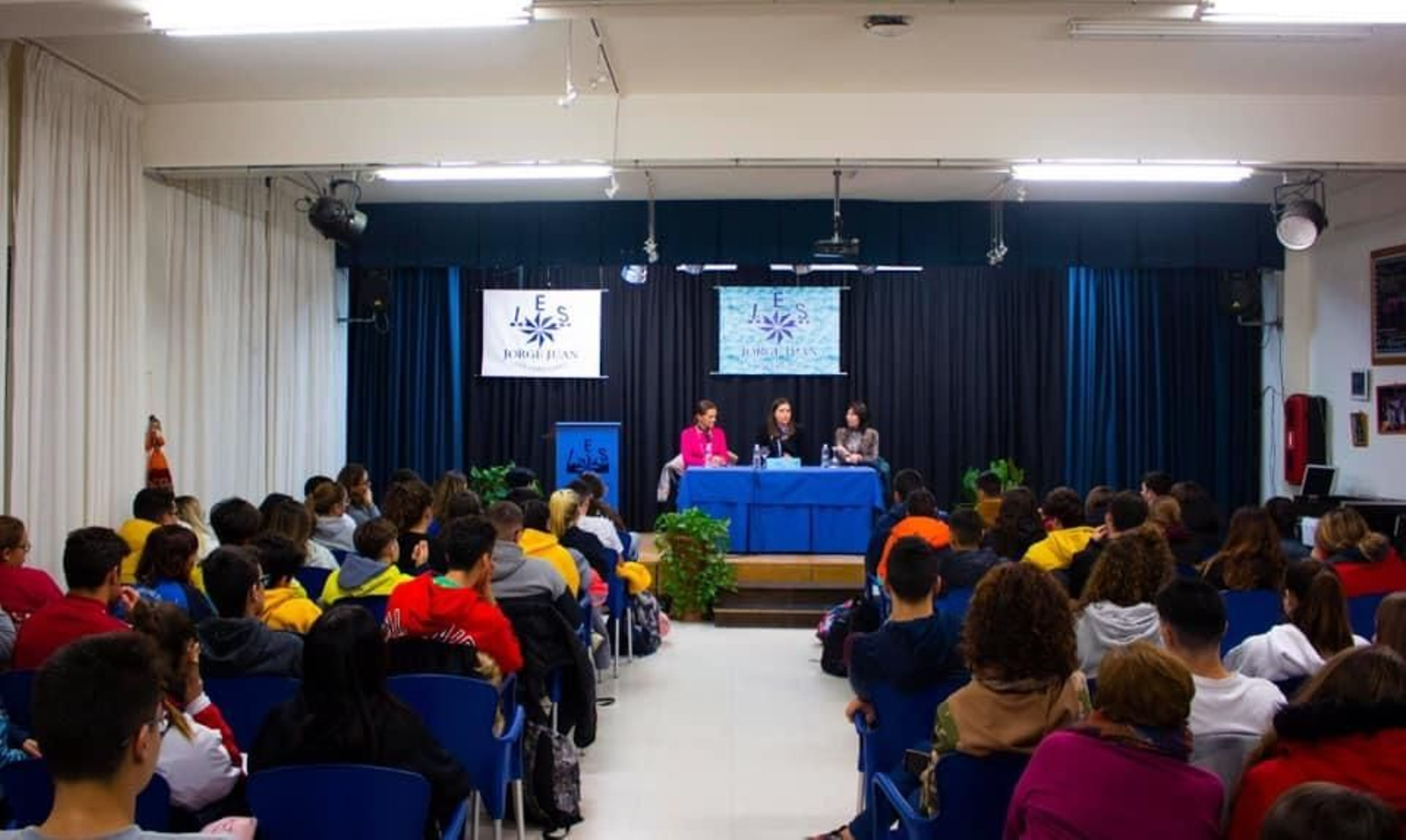 La alcaldesa, Patricia Cavada, durante la conferencia ofrecida en el IES Jorge Juan.