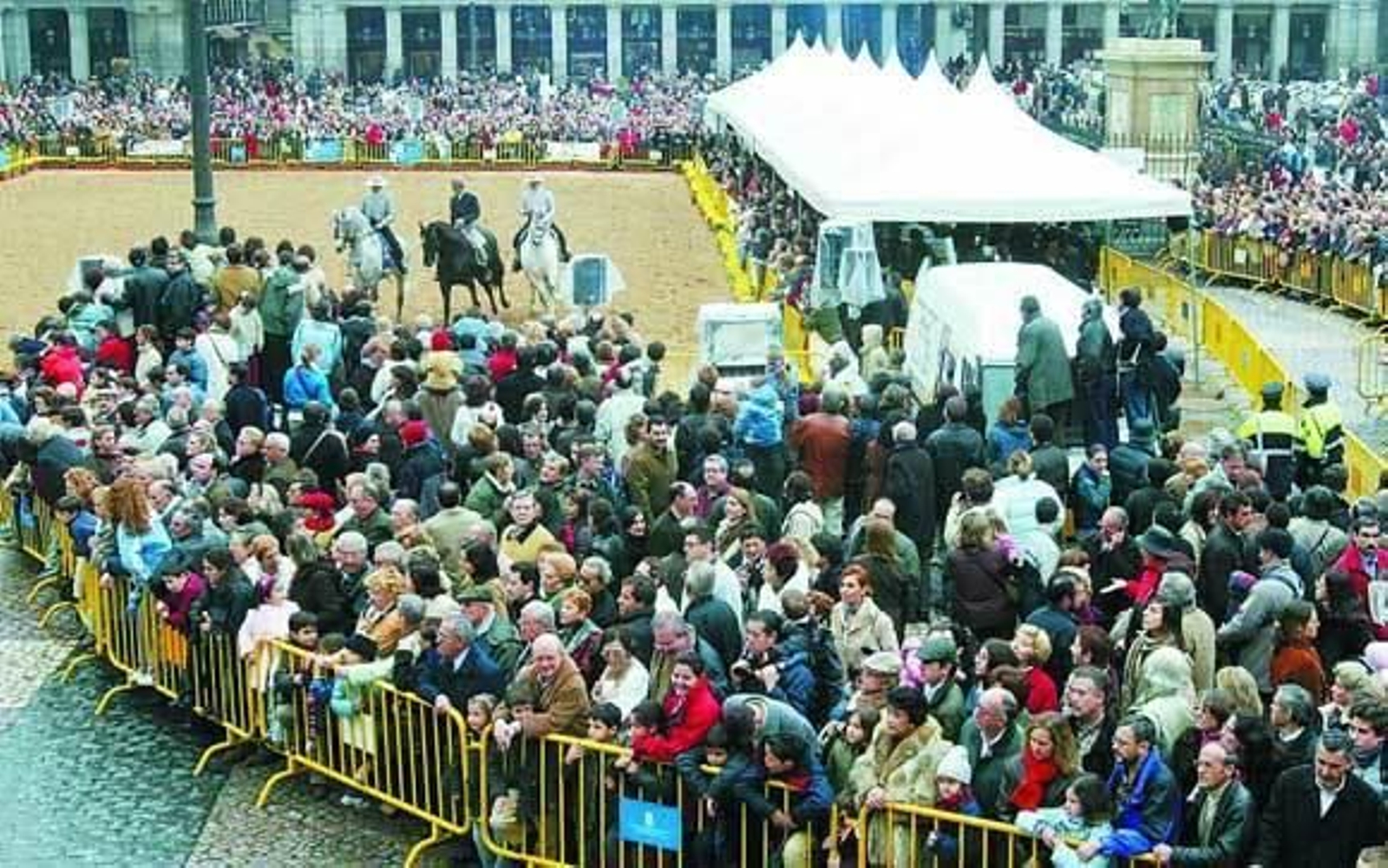 Afluencia de público a los espectáculos ecuestres organizados por Jerez en la Plaza Mayor de Madrid durante Fitur 2004. /Fito Carreto