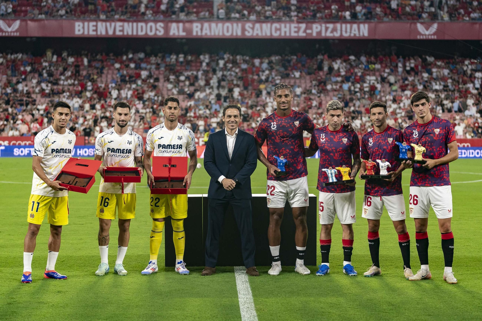 El Sevilla obsquia a los campeones de Europa, de América y olímpicos con un reconocimiento.