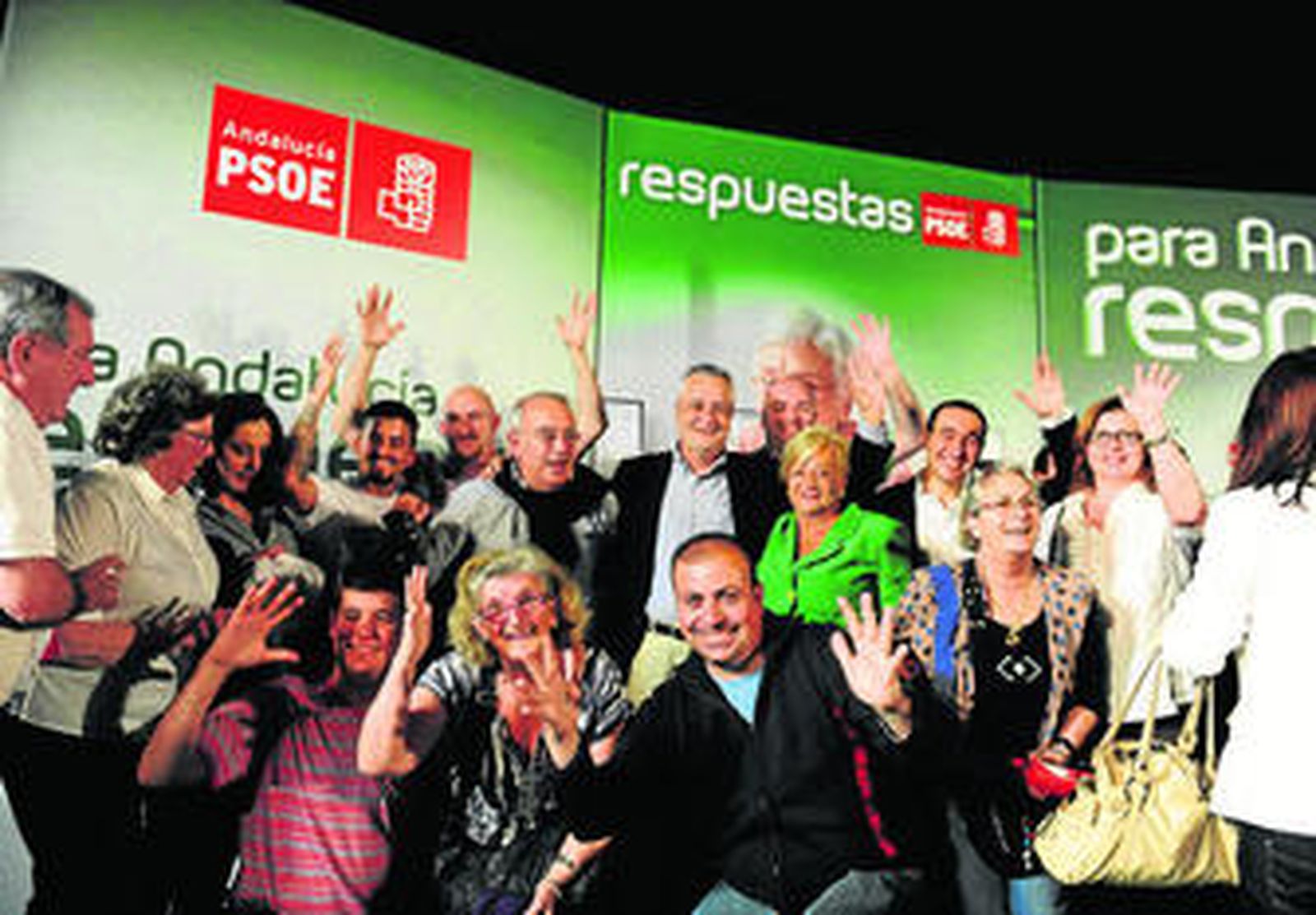 Griñán, al terminar el acto, posa con miembros del colectivo de sordos, que ayer asistió al acto de presentación del candidato socialista.