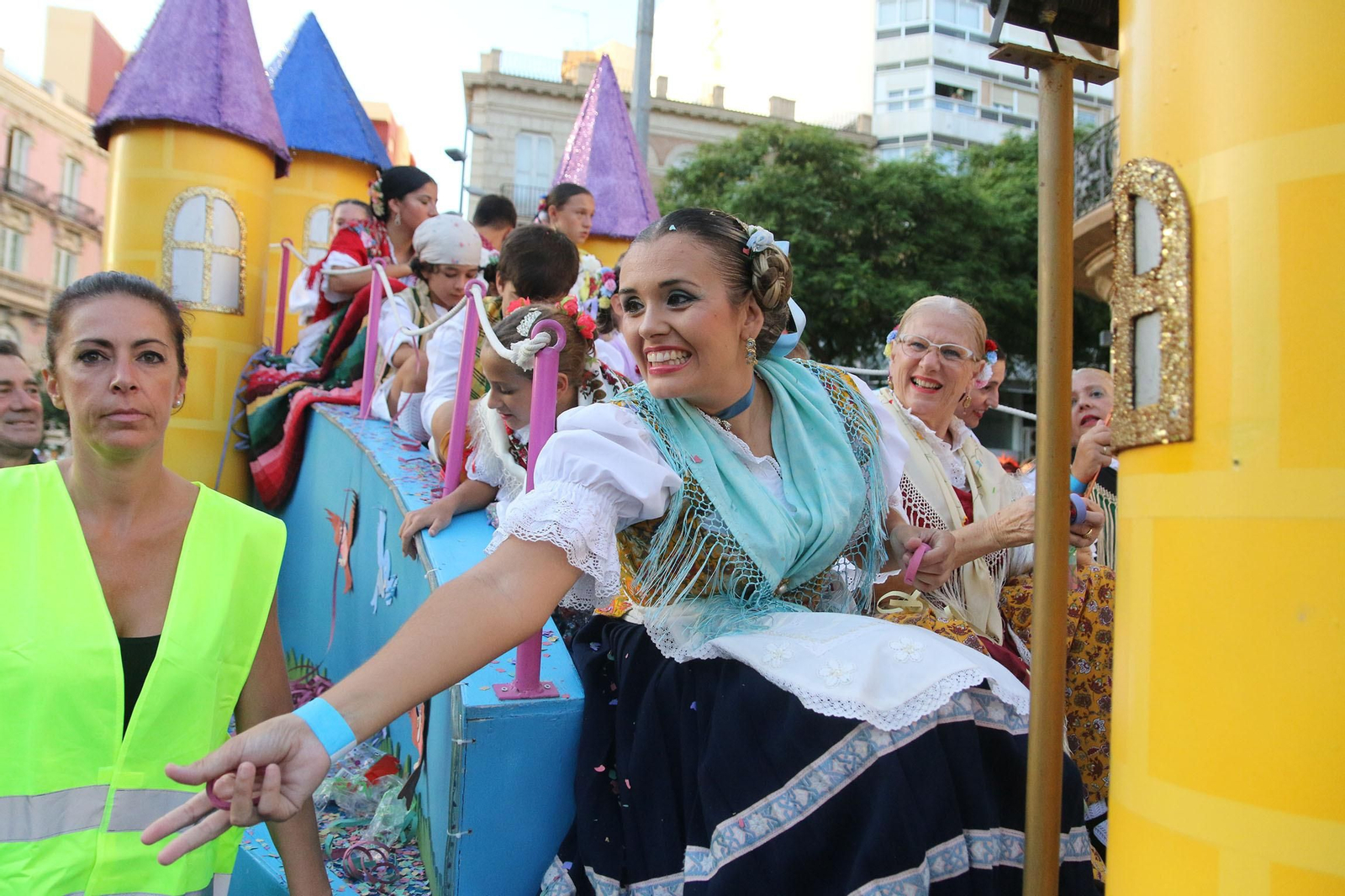 Las imágenes de la batalla de flores en la Feria de Almería 2023