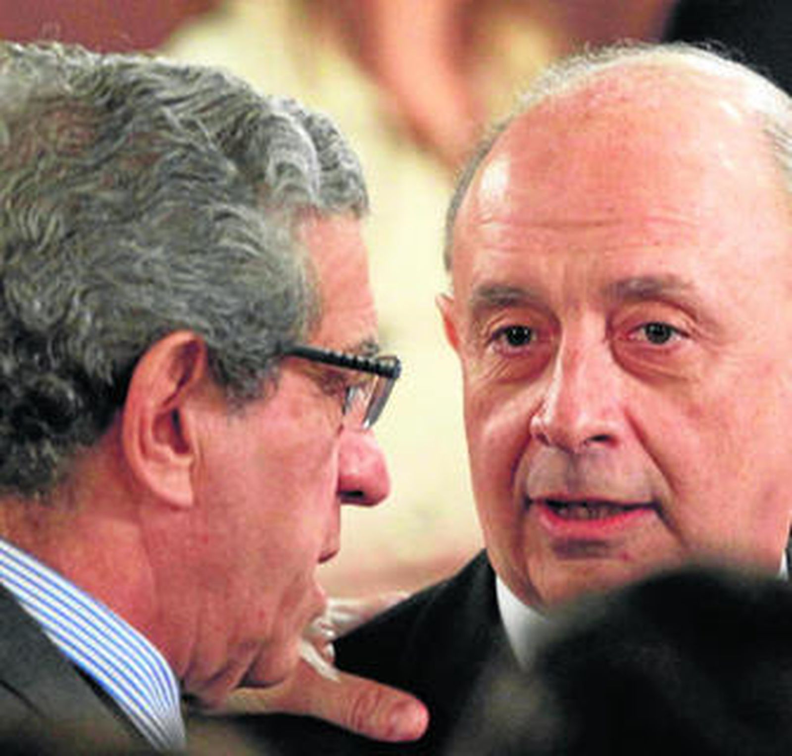 Medel conversa con Montoro en la toma de posesión de Griñán.