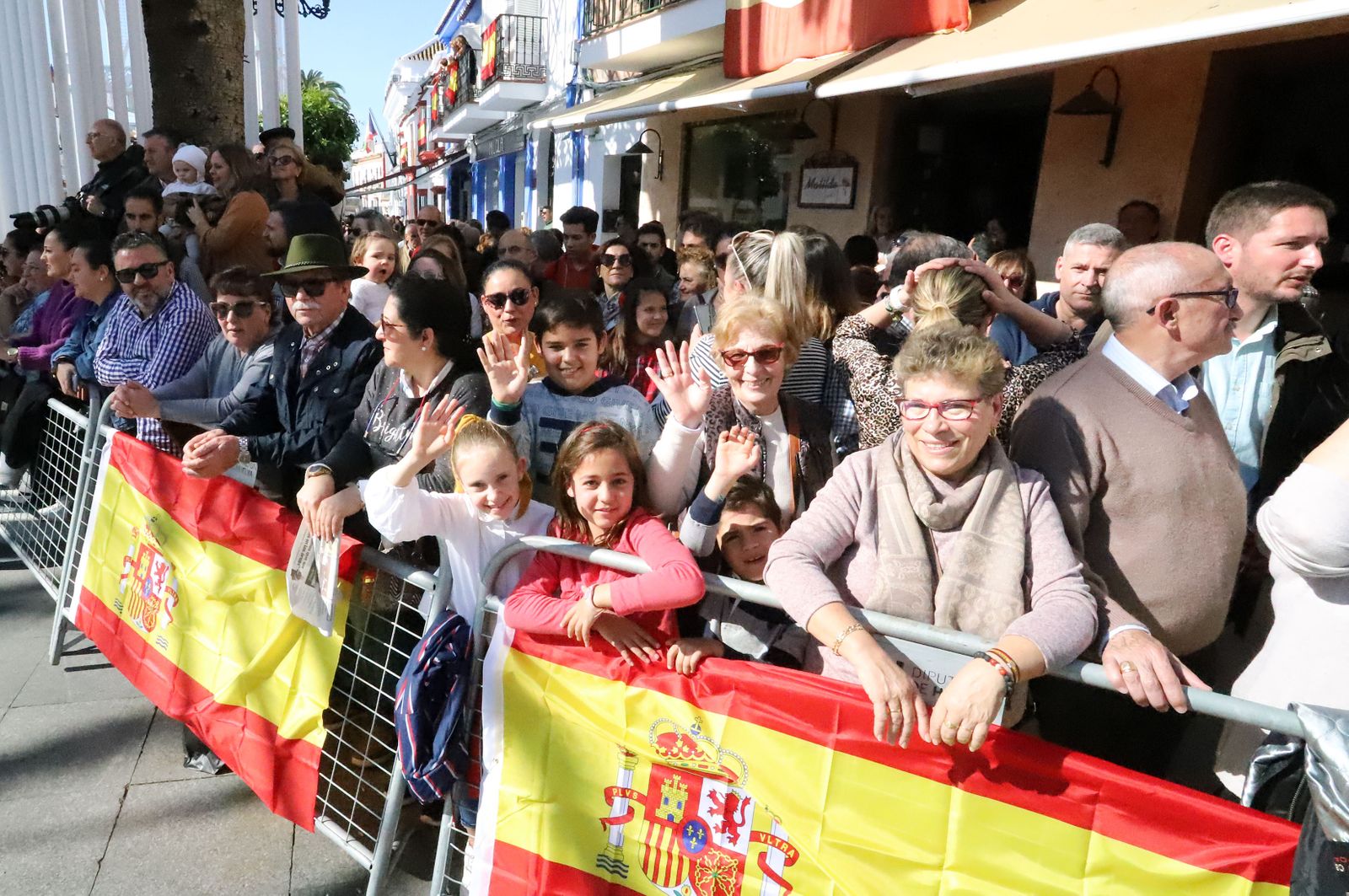 Imágenes de Don Felipe y Doña Letizia arropados por el cariño de los almonteños