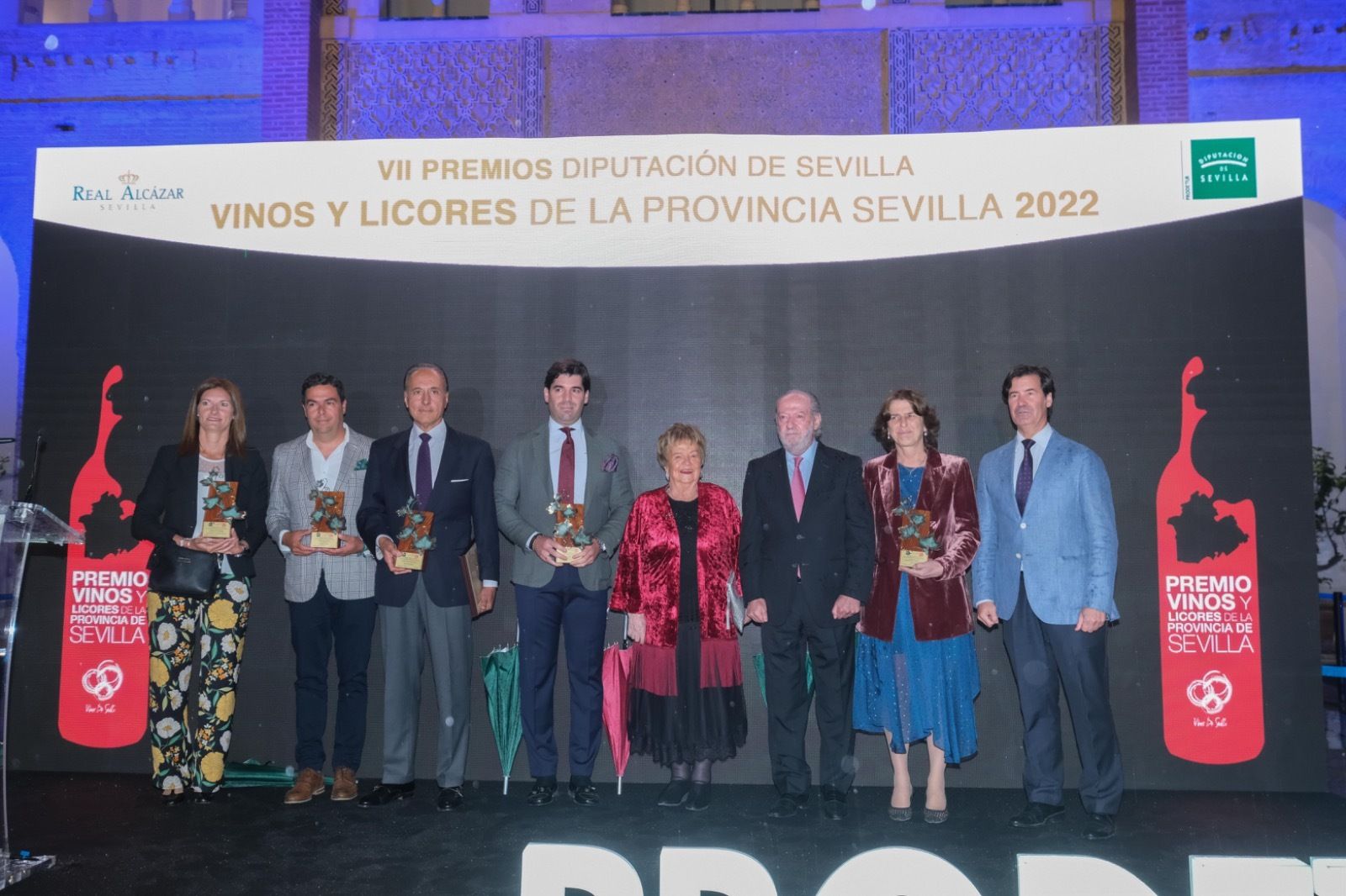Representantes de las bodegas y destilerías premiadas en el Real Alcázar.