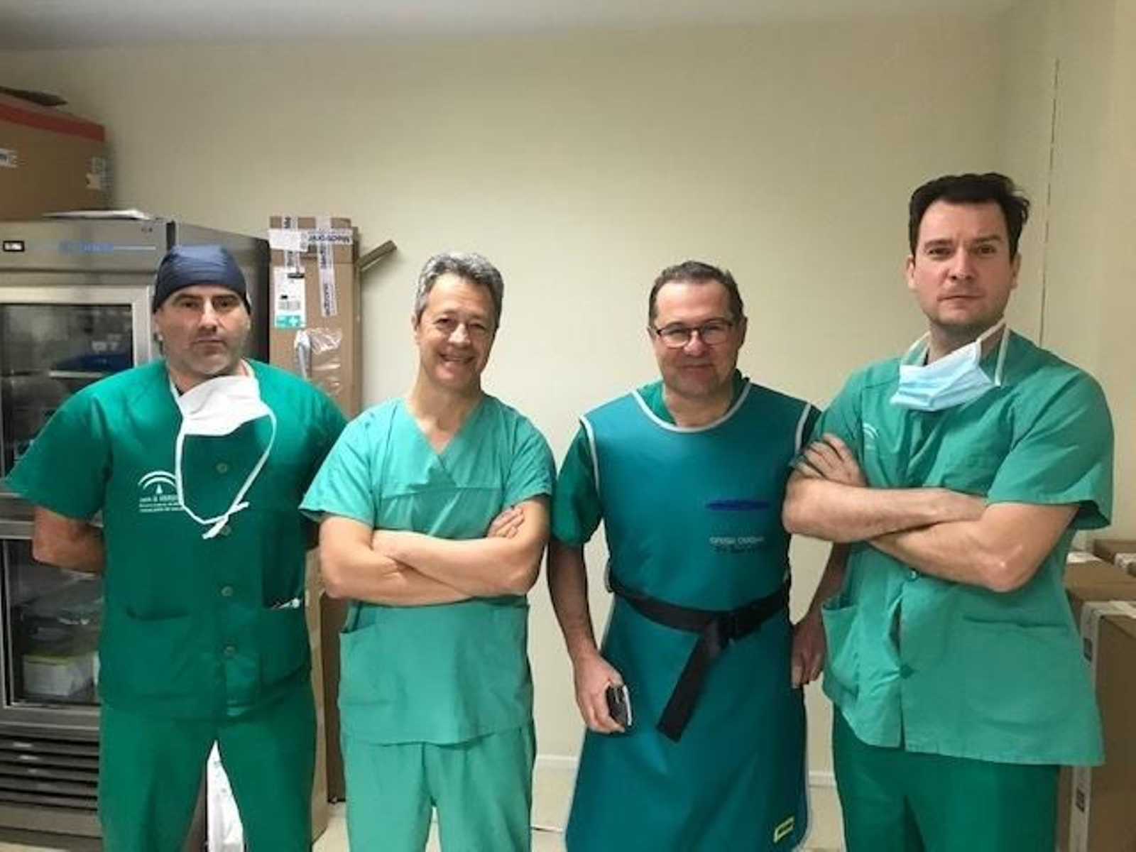 Tomás Daroca (segundo por la izquierda) y Miguel Ángel Gómez (segundo por la derecha) junto a otros profesionales del Servicio de Cirugía Cardiovascular del Puerta del Mar.