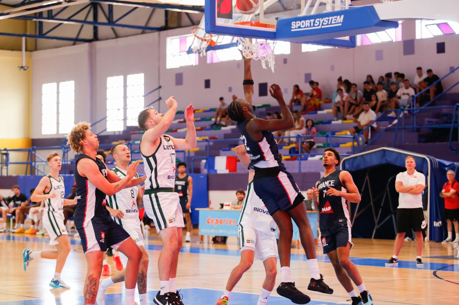 Las fotos de la primera jornada del torneo Internacional U20 de baloncesto de La Línea