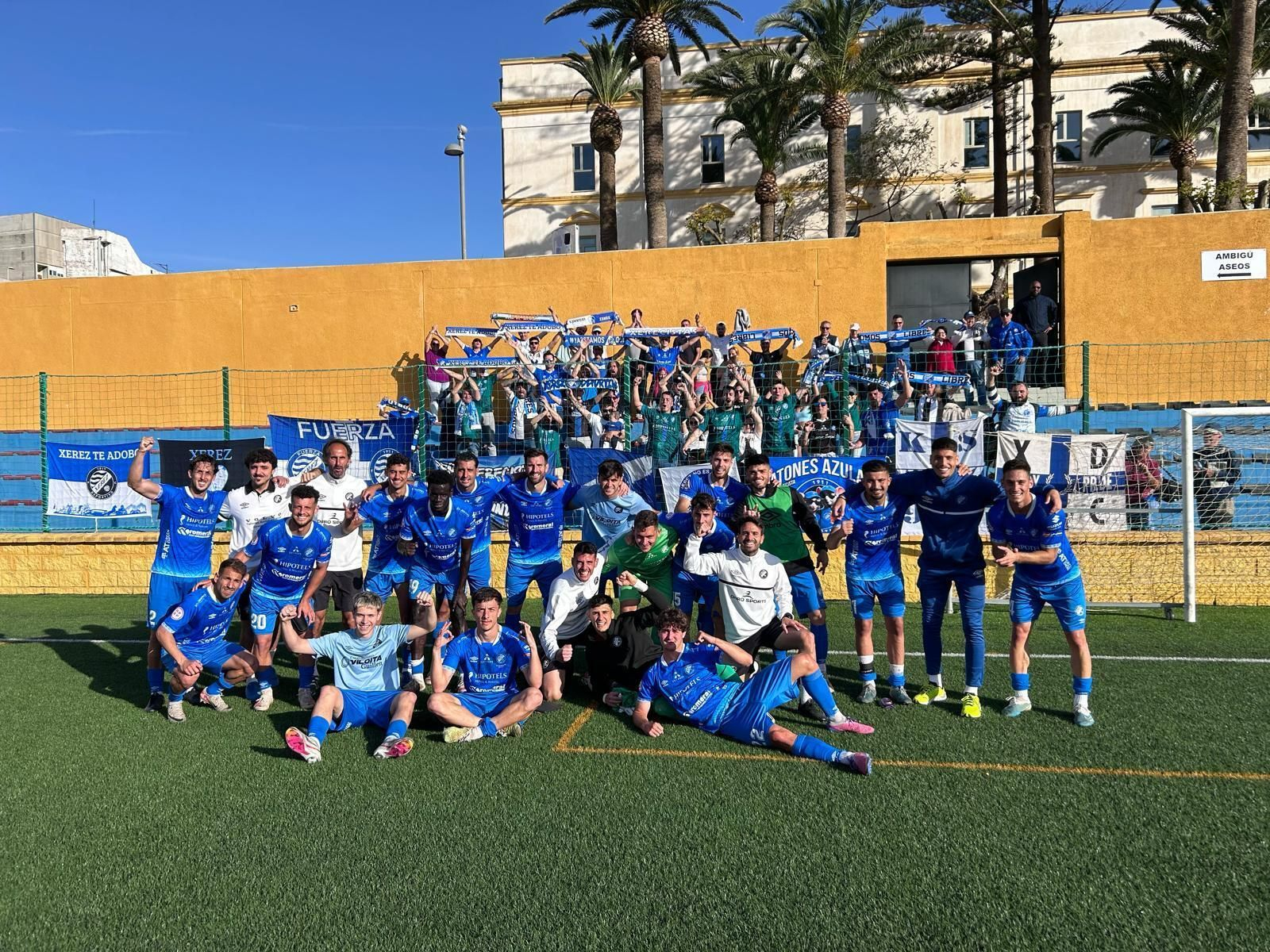 Los jugadores azulinos celebran con los aficionados el triunfo en Ceuta.