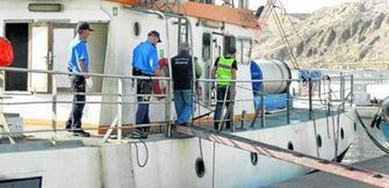 Los tripulantes del barco quisieron hacer desaparecer la droga quemando un bidón de gasolina.