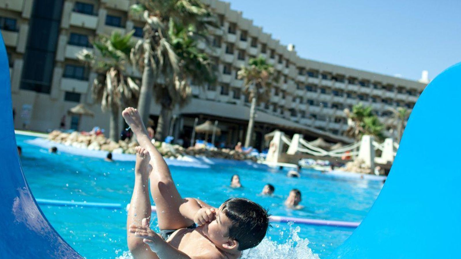 Miles de turistas disfrutan de los hoteles del litoral durante el verano