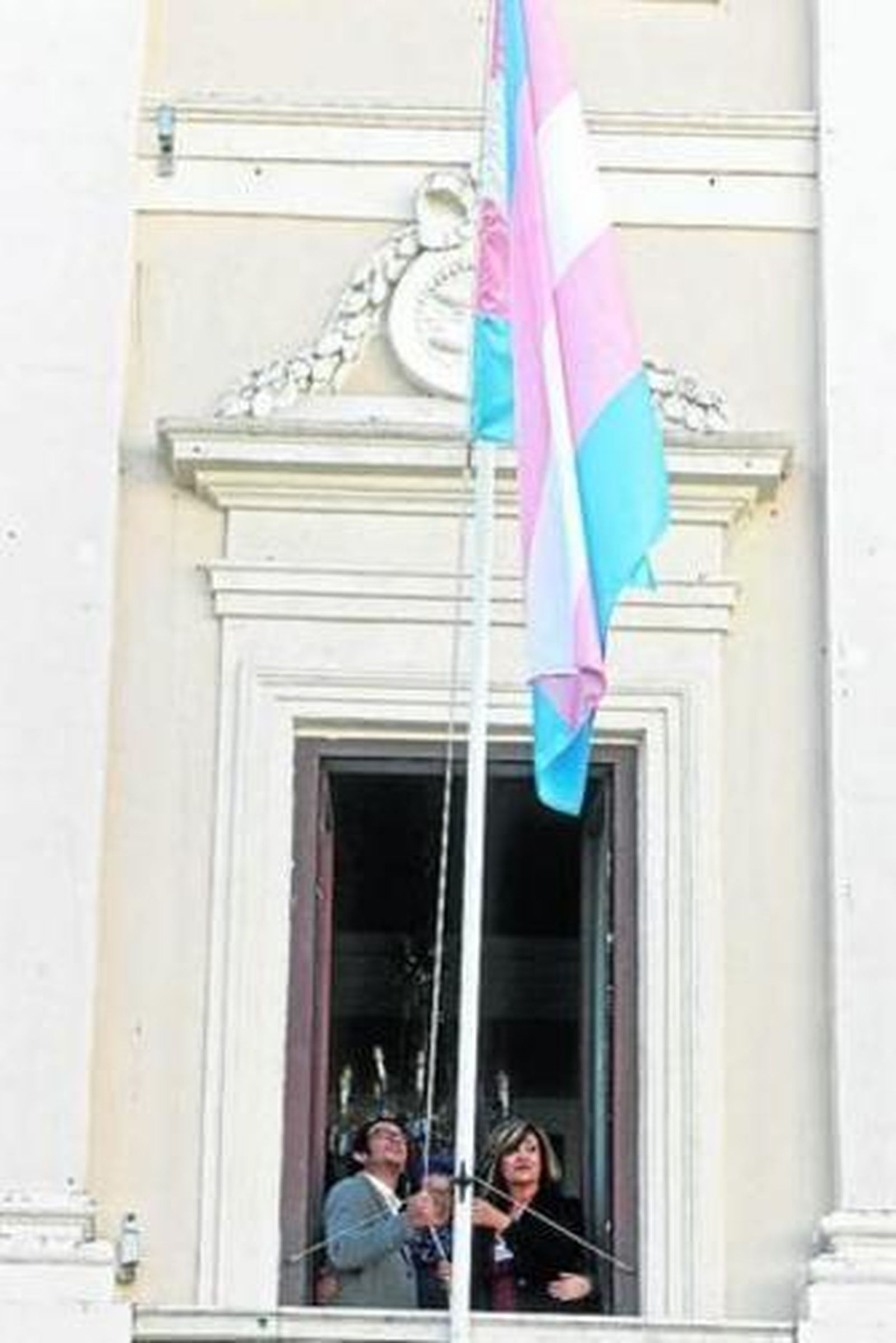 El alcalde iza la bandera del colectivo transexual en el Ayuntamiento