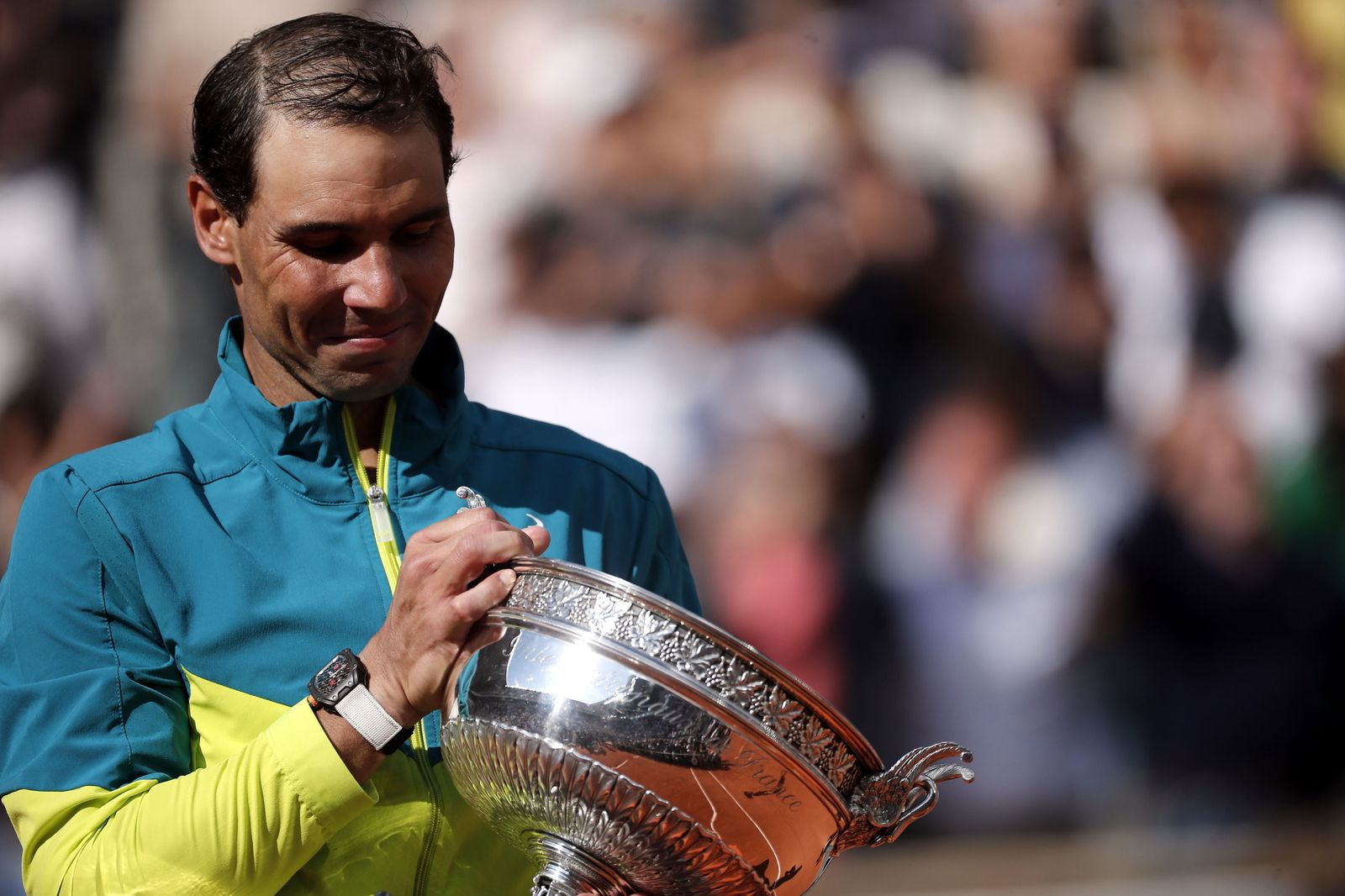 Rafael Nadal mira con la misma ilusión que siempre su decimocuarta copa de Roland Garros.