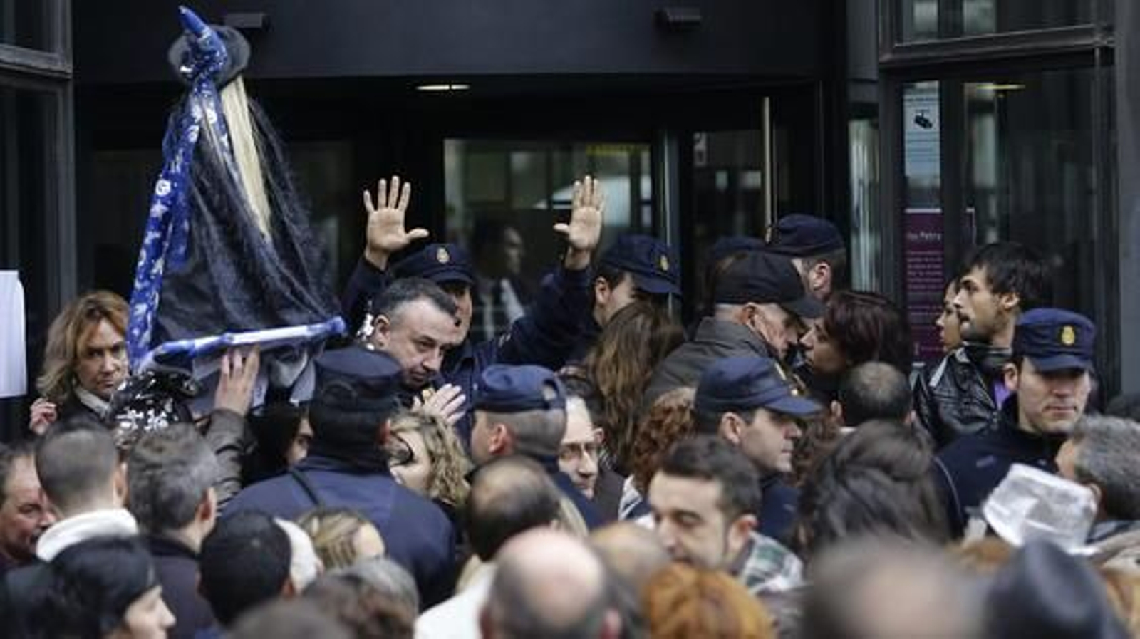Los protestas han llegado al sorteo de Navidad.

Foto: EFE