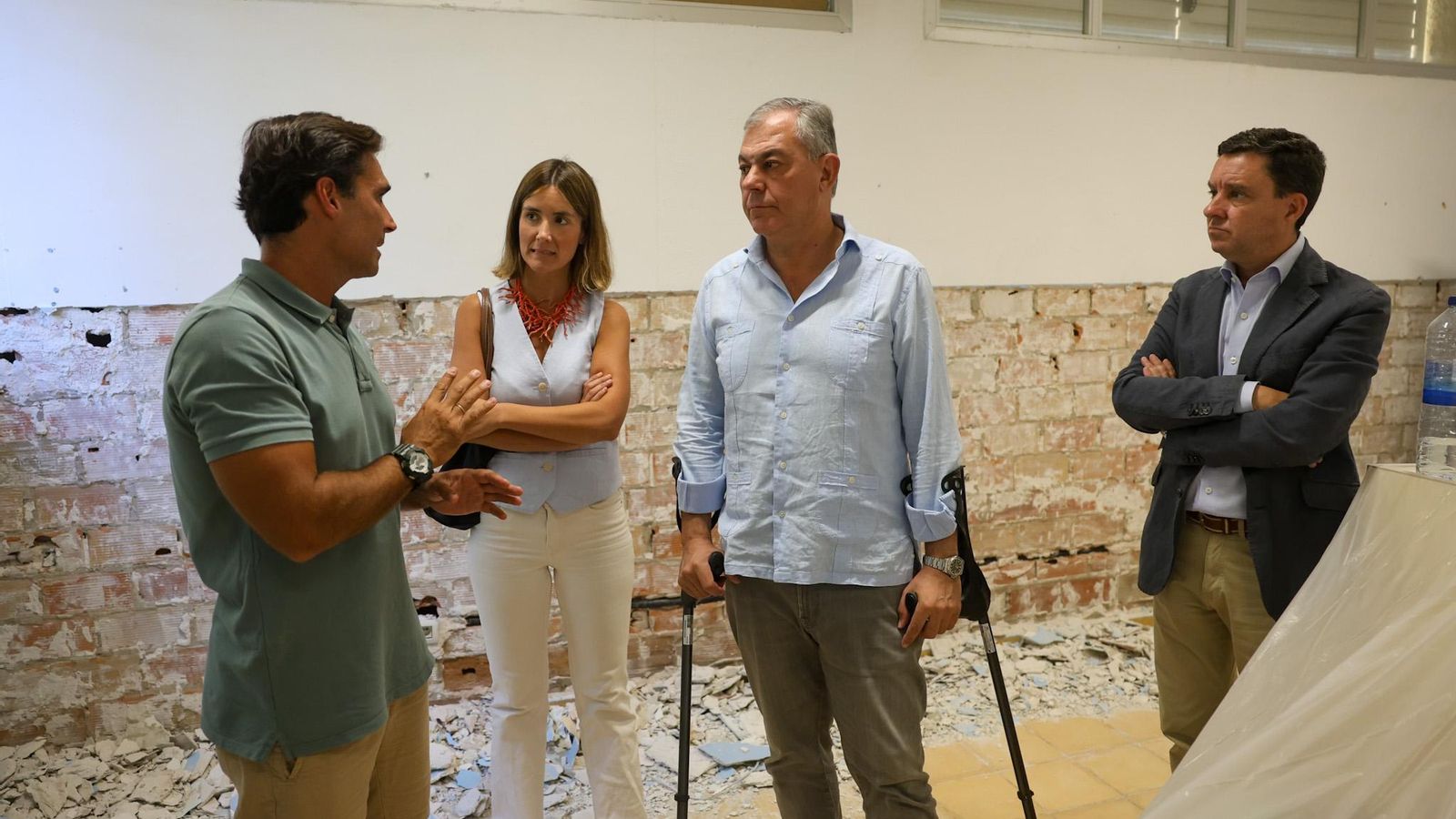 Un momento de la visita del alcalde y de los ediles Juan de la Rosa y Blanca Gastaver al colegio Buenavista