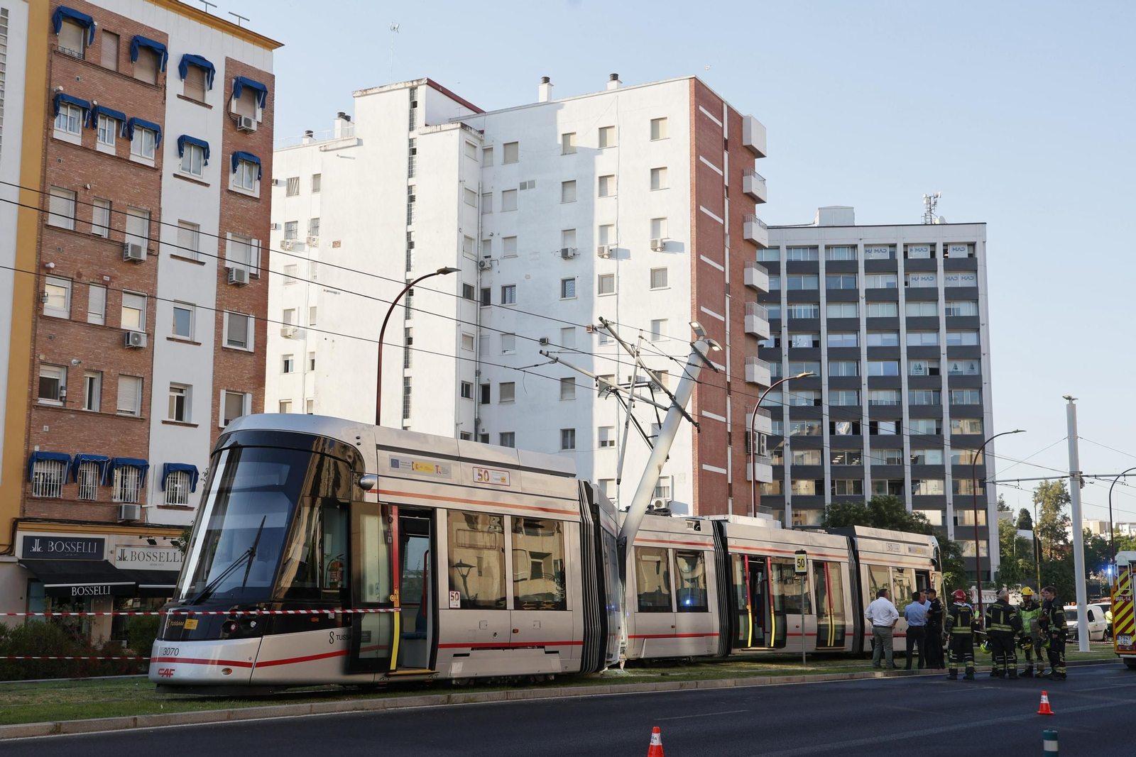 Las fotos del descarrilamiento del tranvía en la avenida de San Francisco Javier de Sevilla
