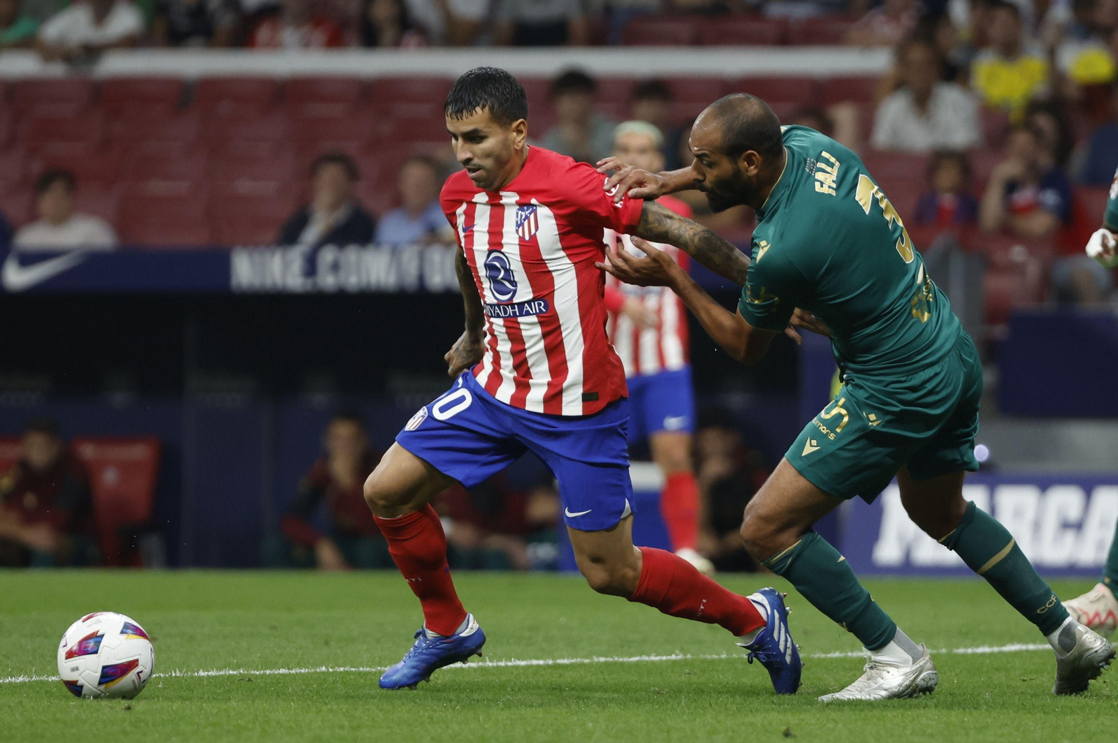 Fali trata de frenar al rojiblanco Ángel Correa.