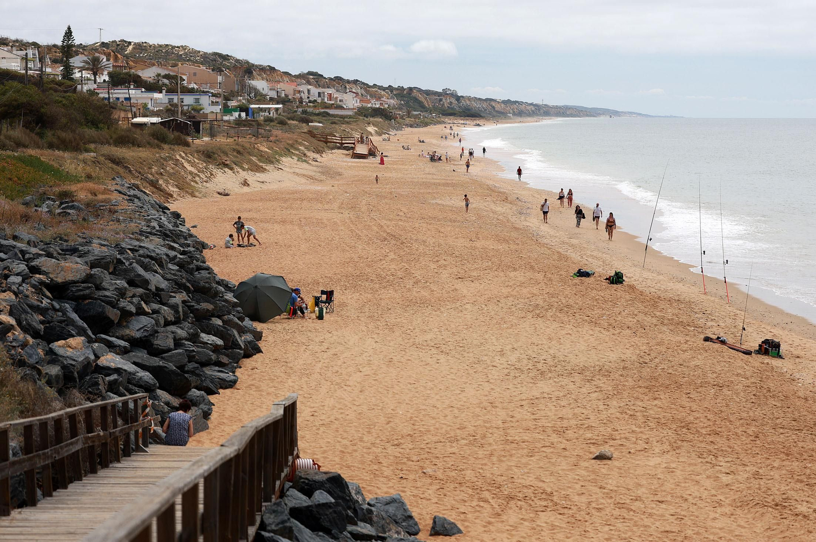 Imágenes del ambiente en las playas de Matalascañas y Mazagón durante la mañana del domingo