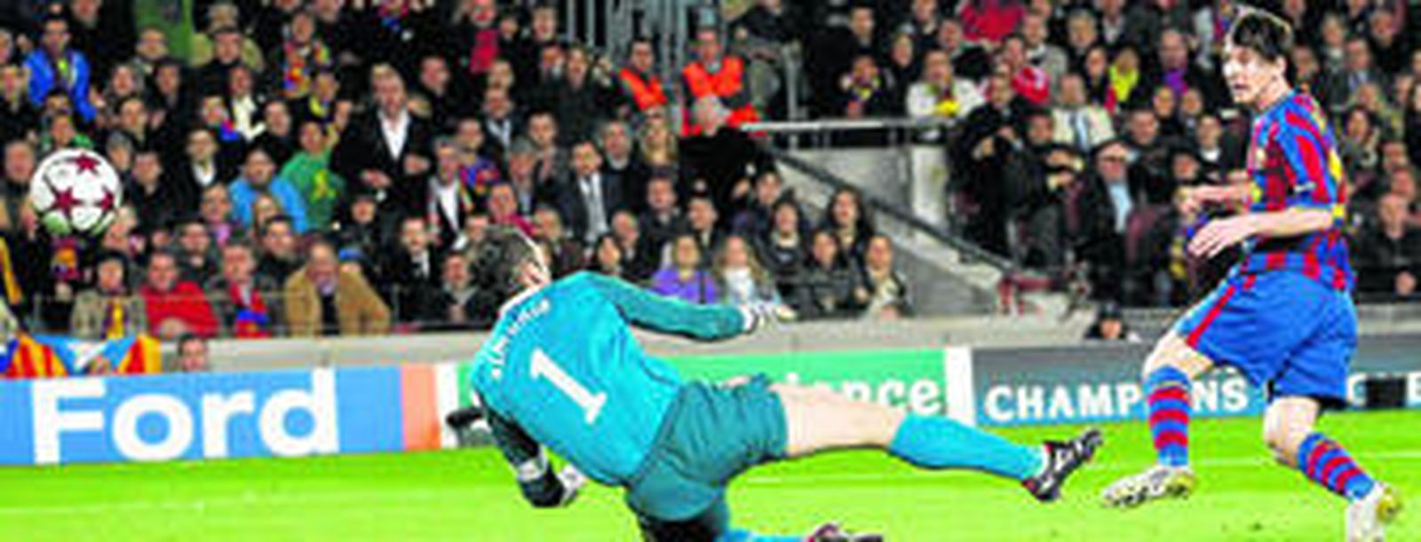 Messi bate con su pierna derecha a Almunia, haciendo el 2-1 tras recibir un servicio de cara de Pedro en una jugada que inició el mismo.