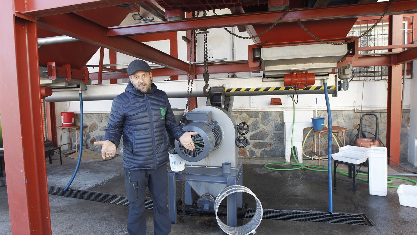 Francisco Sánchez Canet explica el procedimiento de Almazara de la Vega