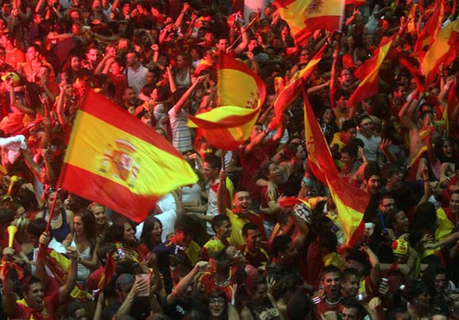 Todos los aficionados salieron a la calle a celebrar la victoria del Mundial vestidos con los colores de la selección

Foto: J.M. Quinones