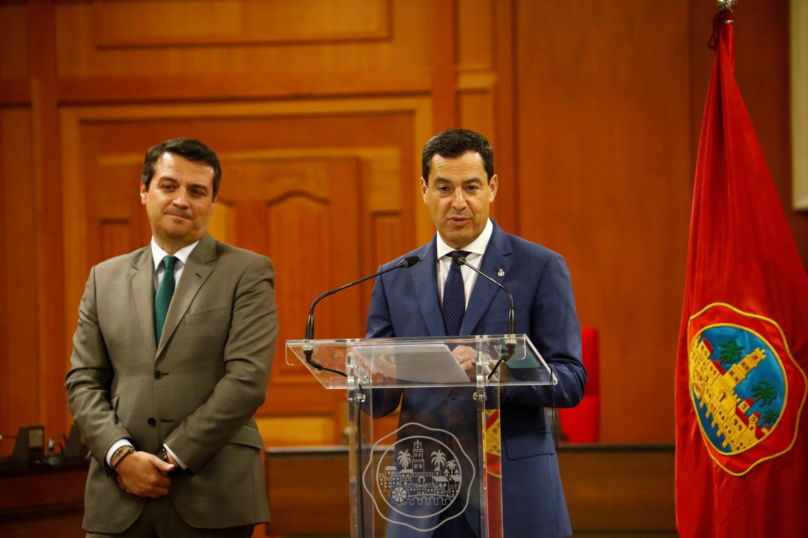 Juanma Moreno se dirige a los medios en compañía de José María Bellido.