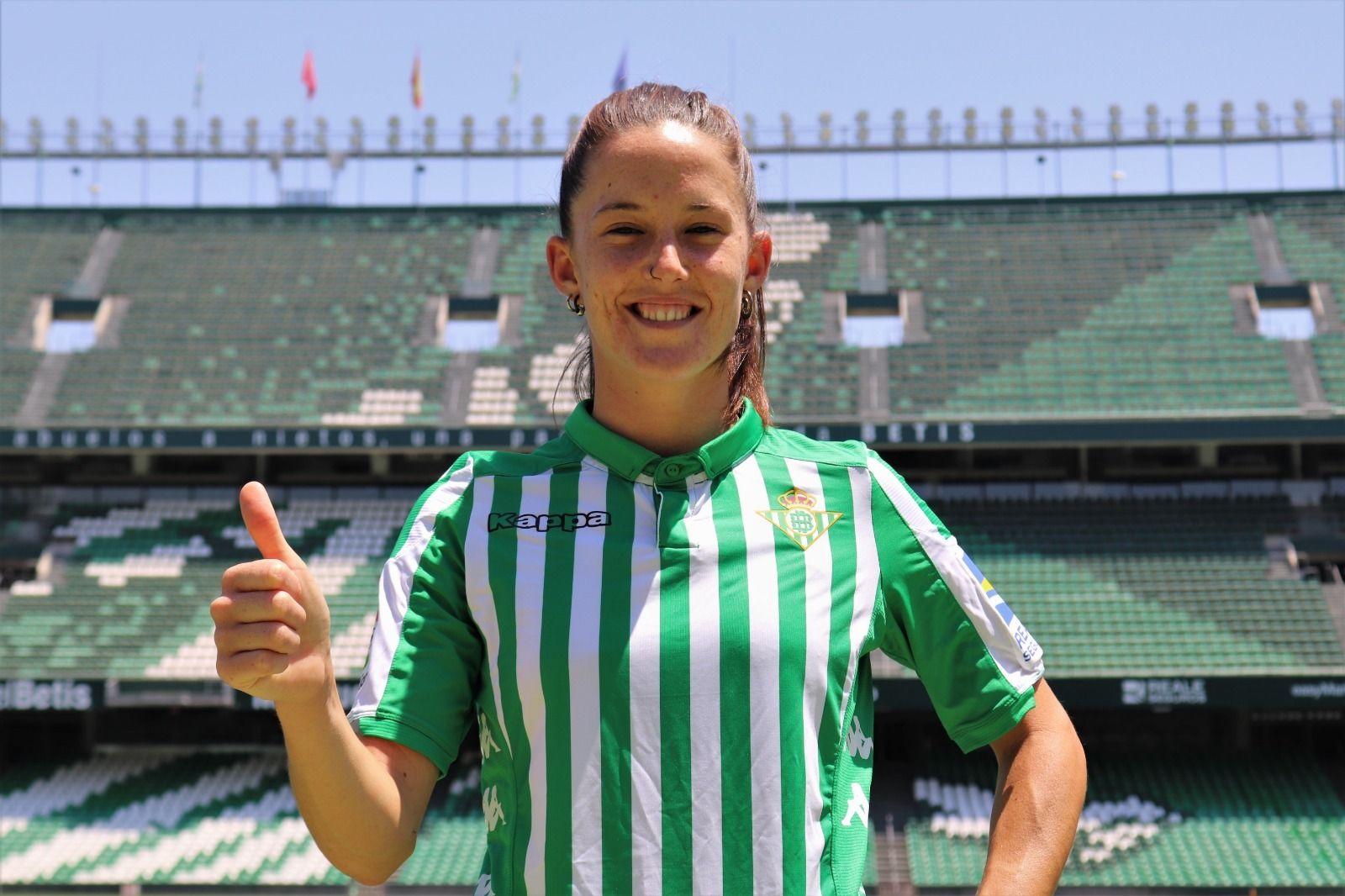 Eva Llamas posa en el Villamarín.