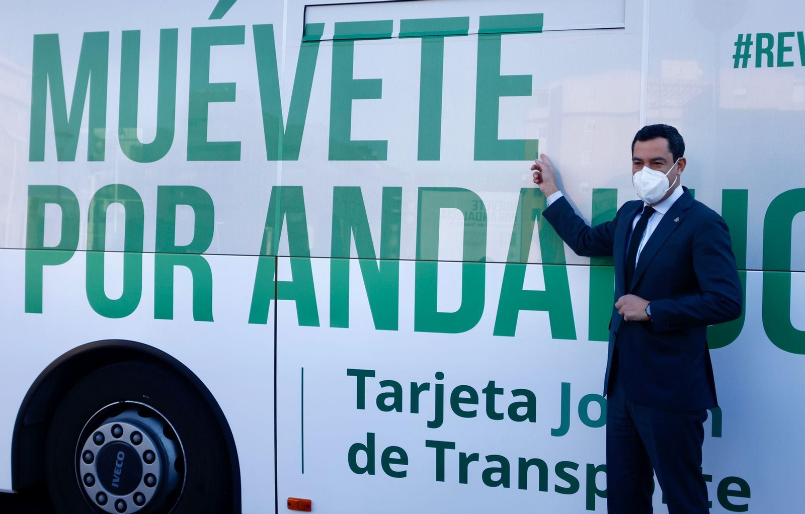 El presidente Juanma Moreno en la presentación de la Tarjeta Joven de Transporte para autobuses, metros y tranvías.