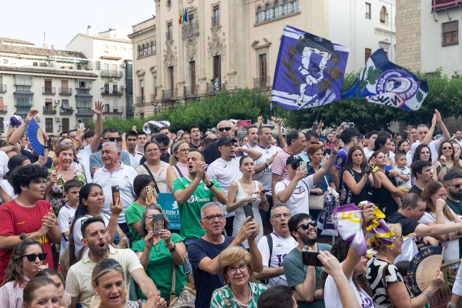 La fiesta por el ascenso del Real Jaén en La Plaza de Santa María y el Ayuntamiento